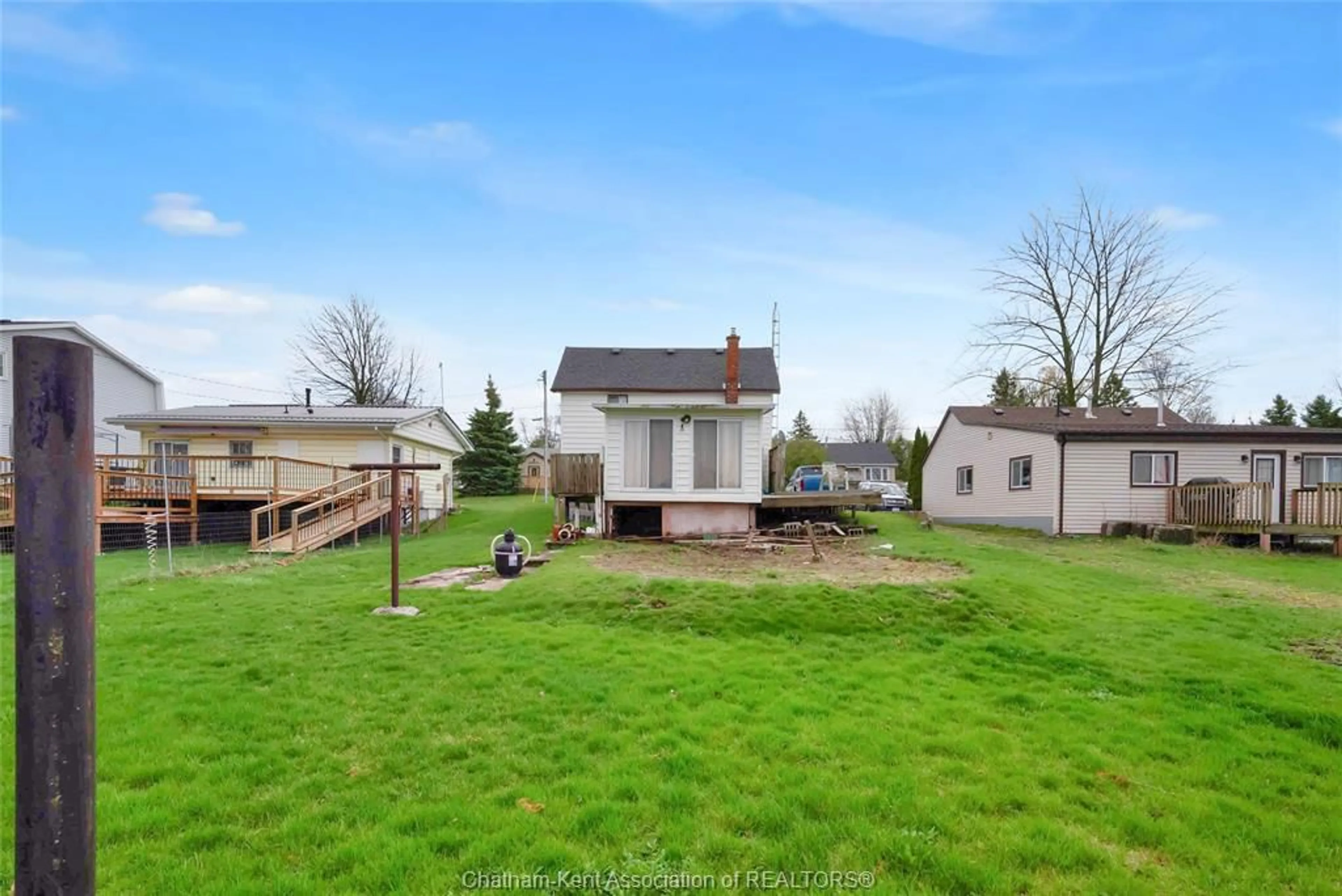 A pic from outside/outdoor area/front of a property/back of a property/a pic from drone, unknown for 91 Sherman St, Blenheim Ontario N0P 1A0