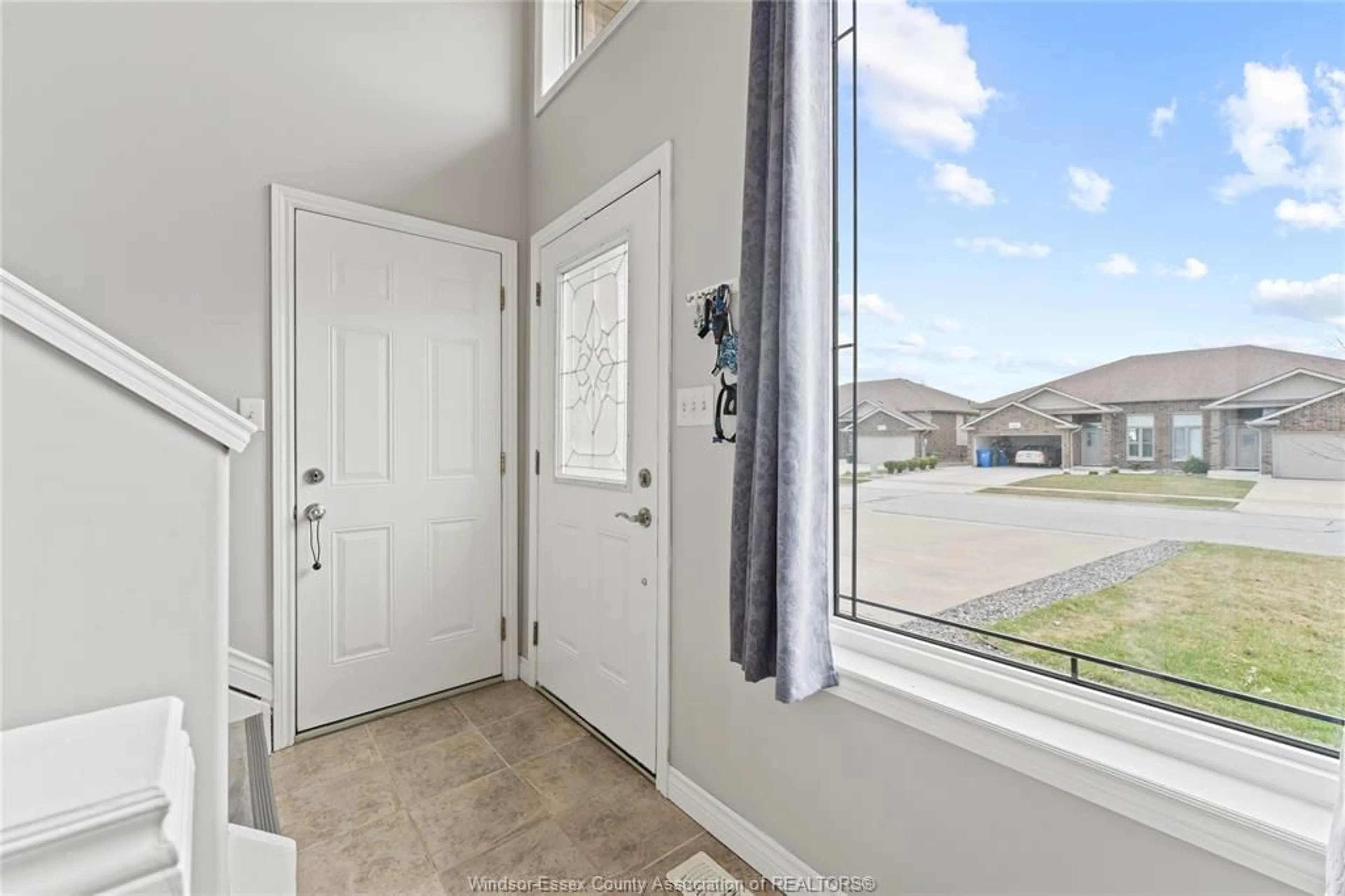 Indoor entryway for 422 ROSEWOOD Dr, Lakeshore Ontario N8L 1B9