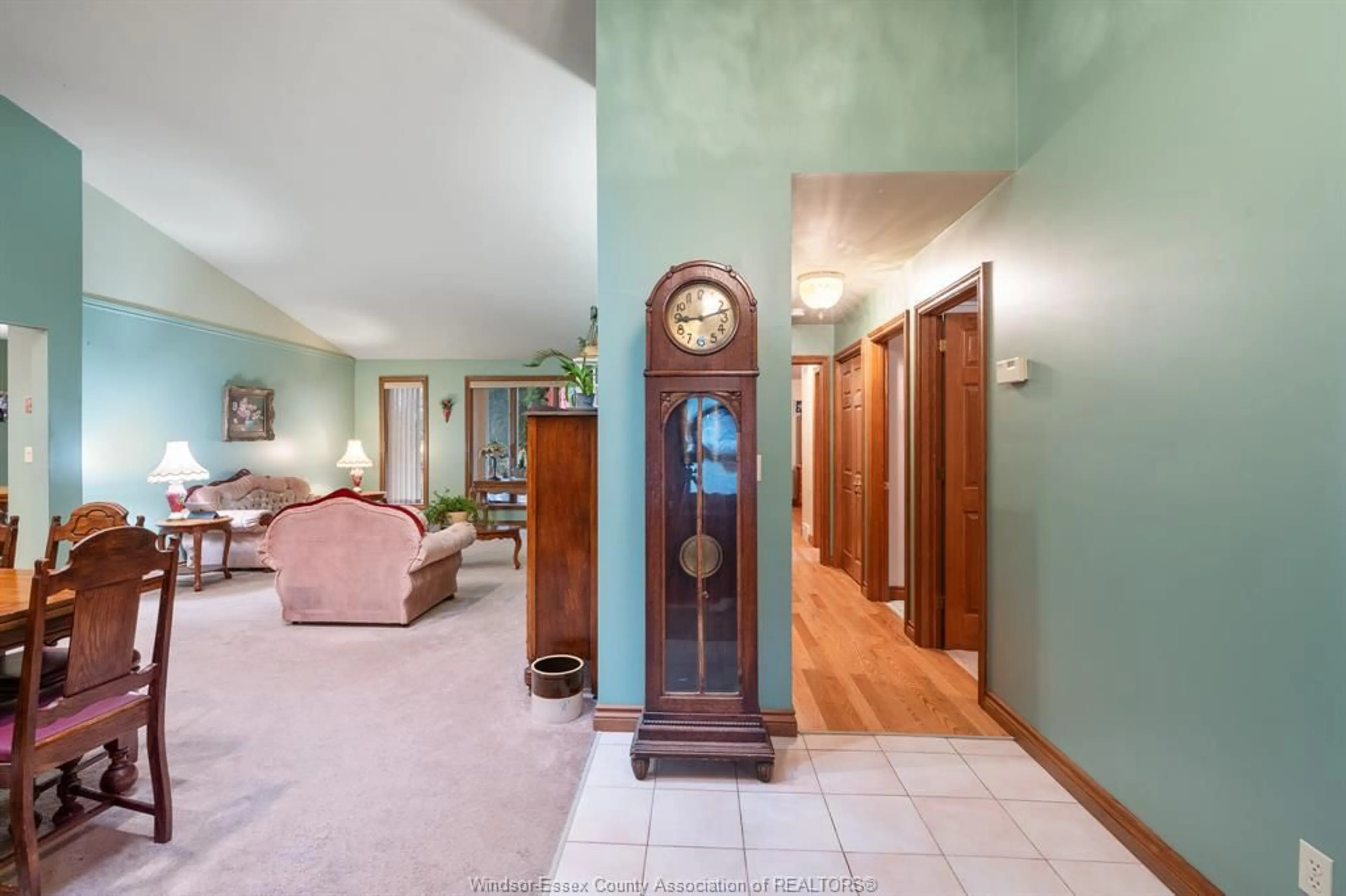 Indoor foyer for 879 ROAD 2 W, Kingsville Ontario N9Y 2E4