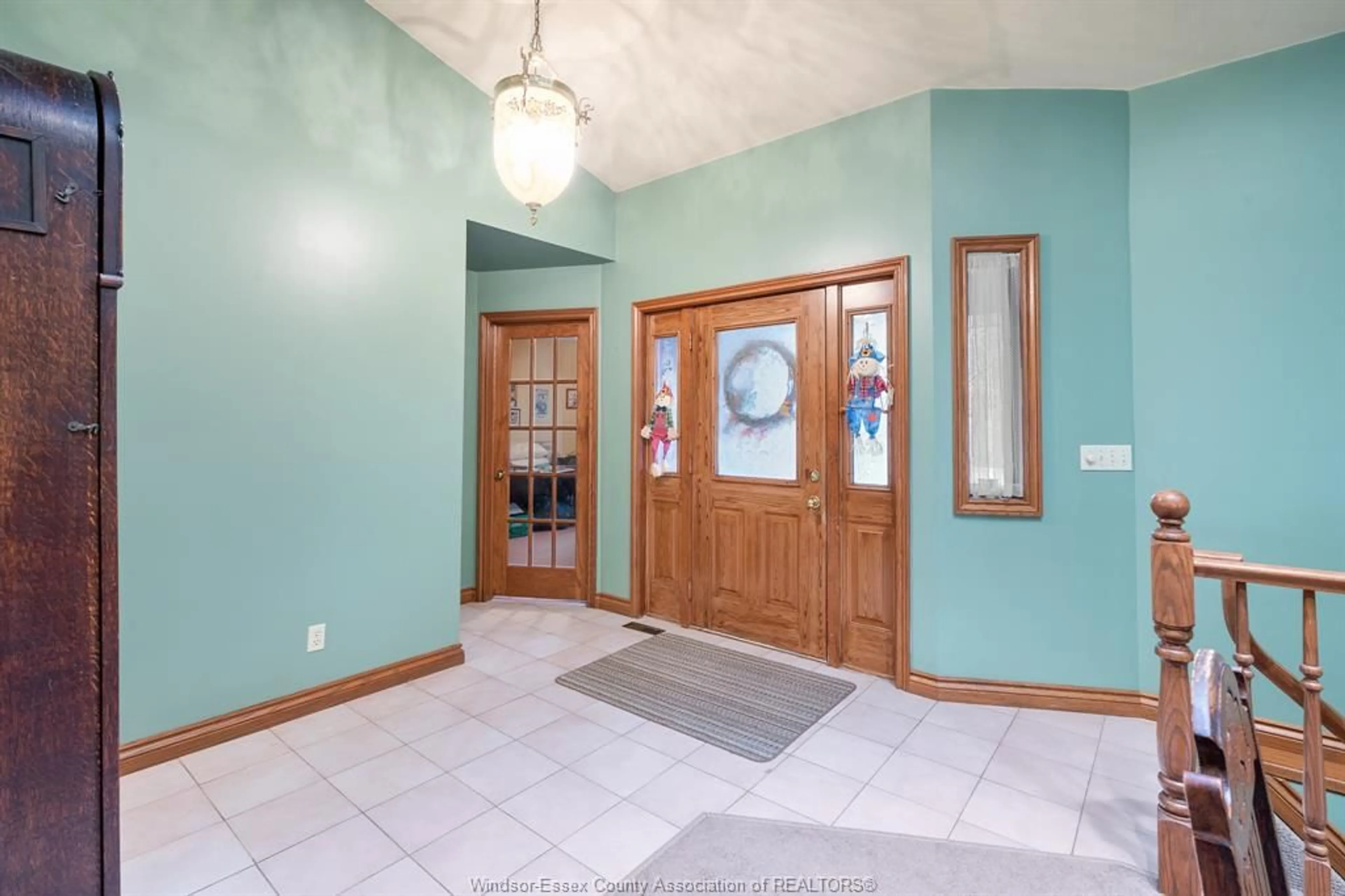 Indoor foyer for 879 ROAD 2 W, Kingsville Ontario N9Y 2E4