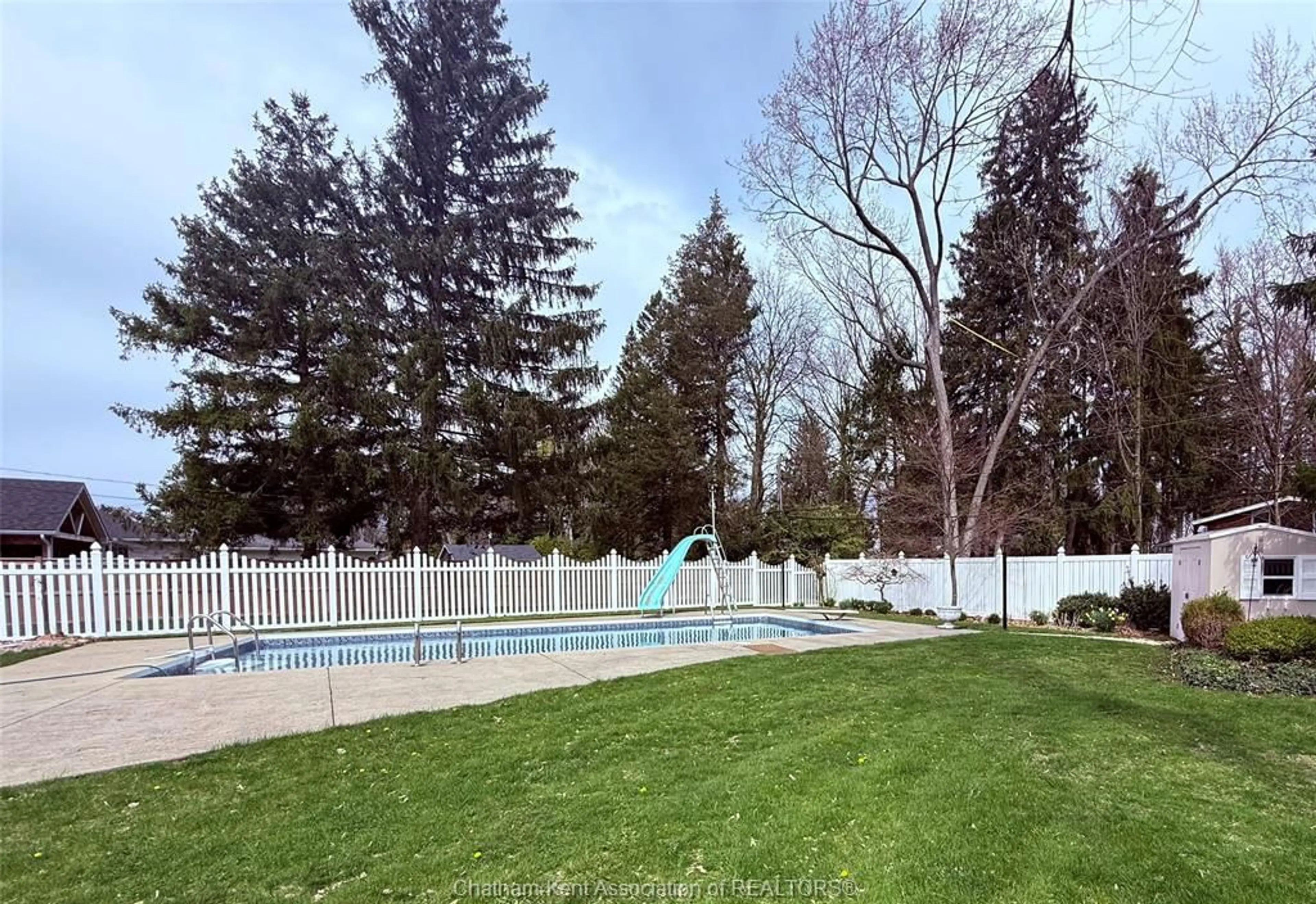 Pool for 927 Charing Cross Rd, Chatham Ontario N7M 5H7