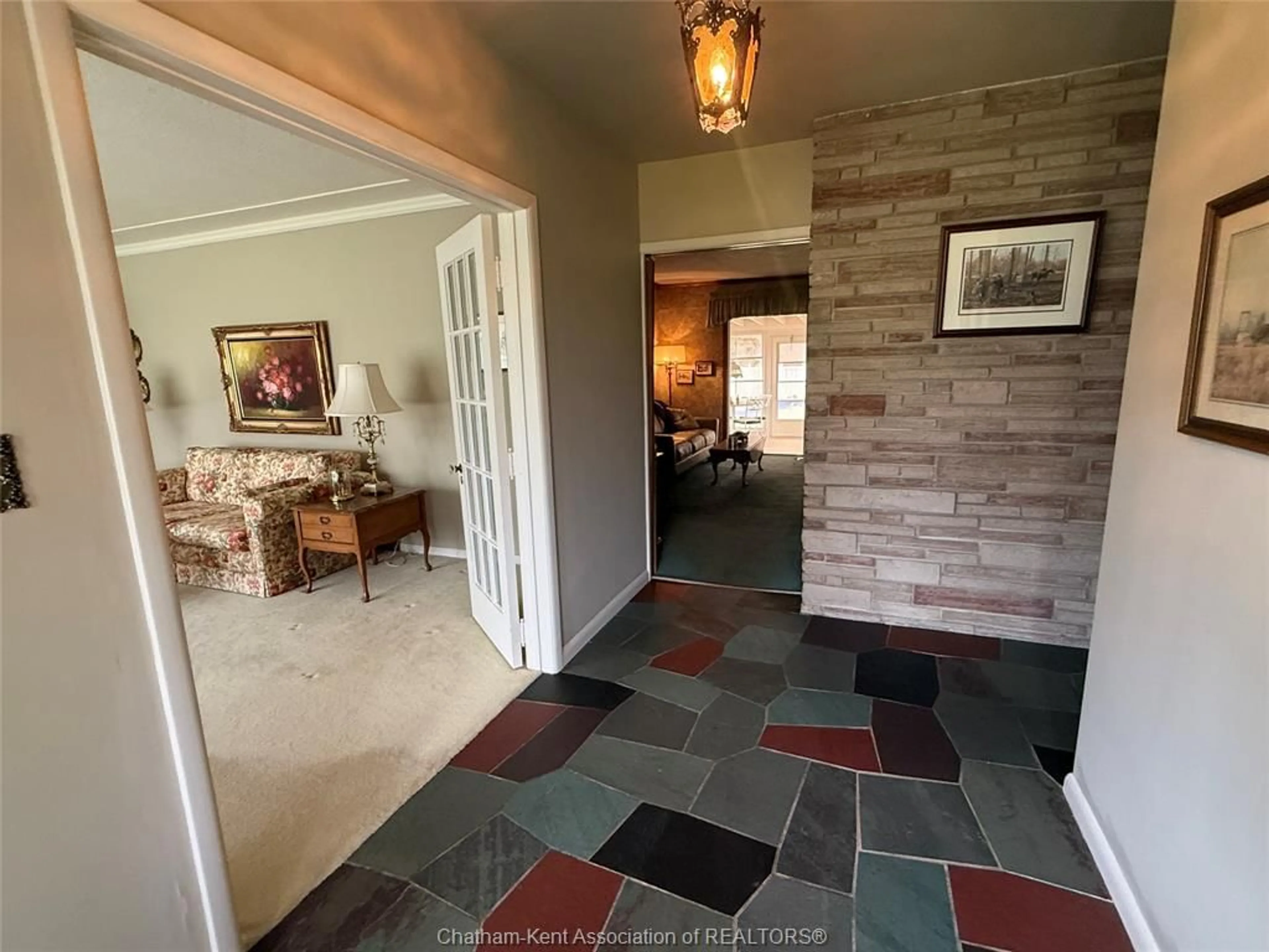 Indoor entryway for 927 Charing Cross Rd, Chatham Ontario N7M 5H7