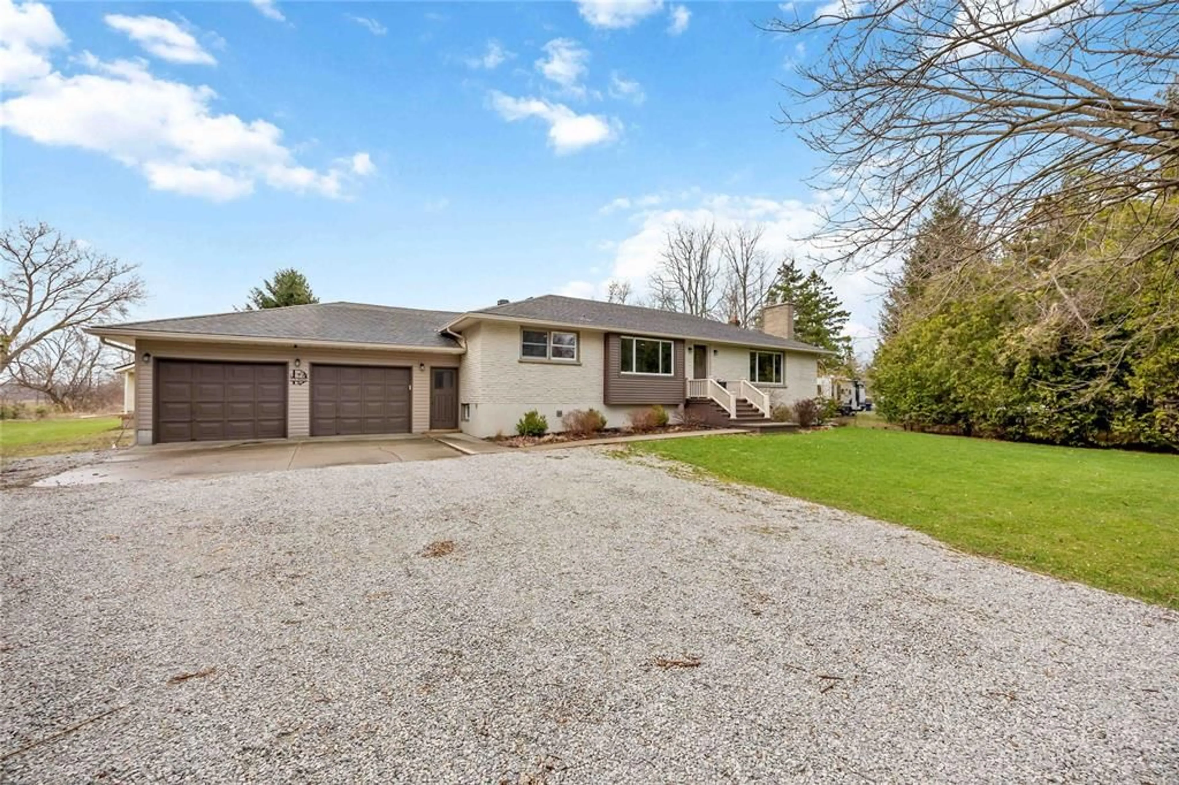 A pic from outside/outdoor area/front of a property/back of a property/a pic from drone, street for 2133 LONDON Line, Sarnia Ontario N7T 7H2