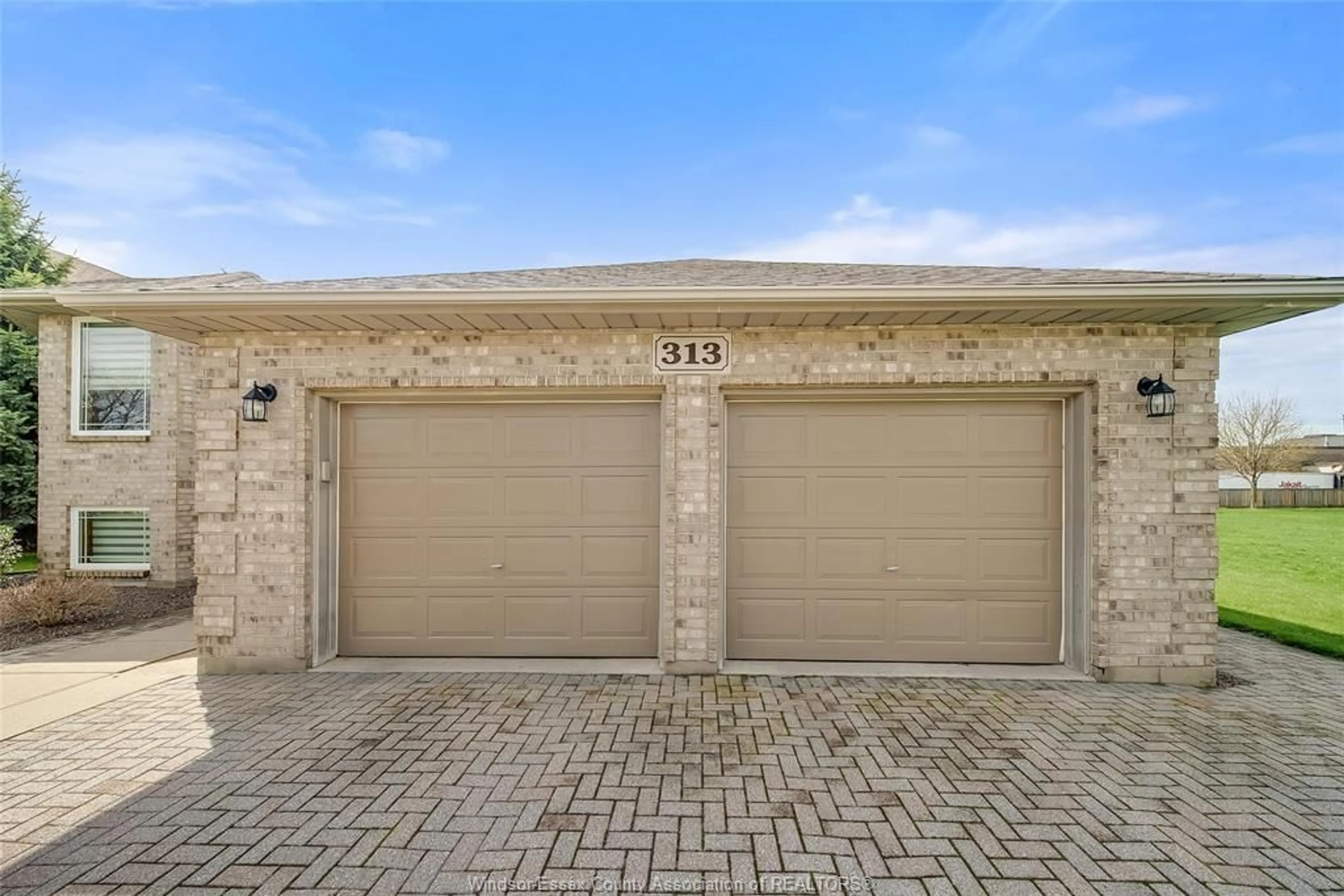 Indoor garage for 313 APPLEWOOD, Kingsville Ontario N9Y 3Y7