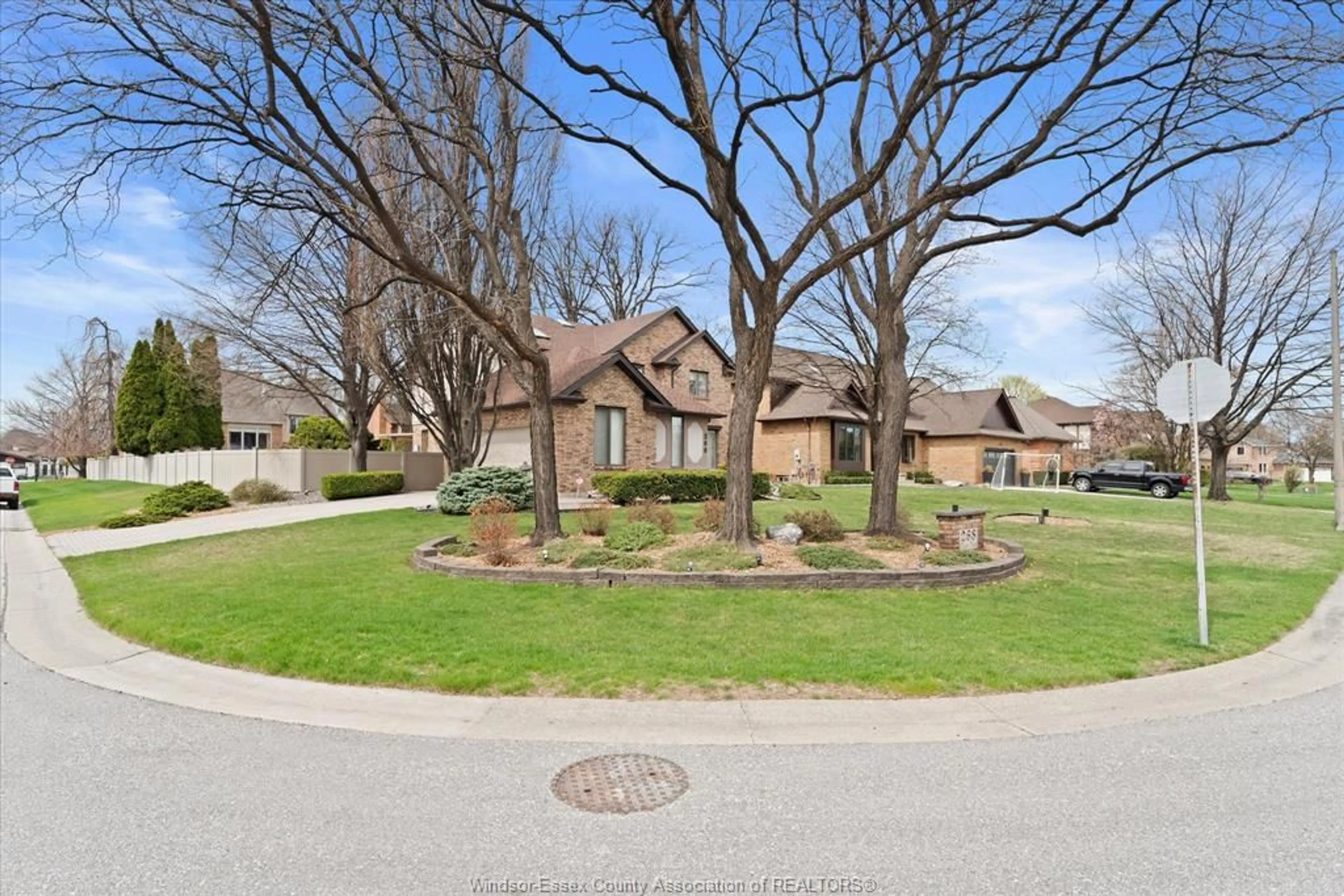 A pic from outside/outdoor area/front of a property/back of a property/a pic from drone, street for 268 MAJESTIC Dr, Lakeshore Ontario N8N 4K7