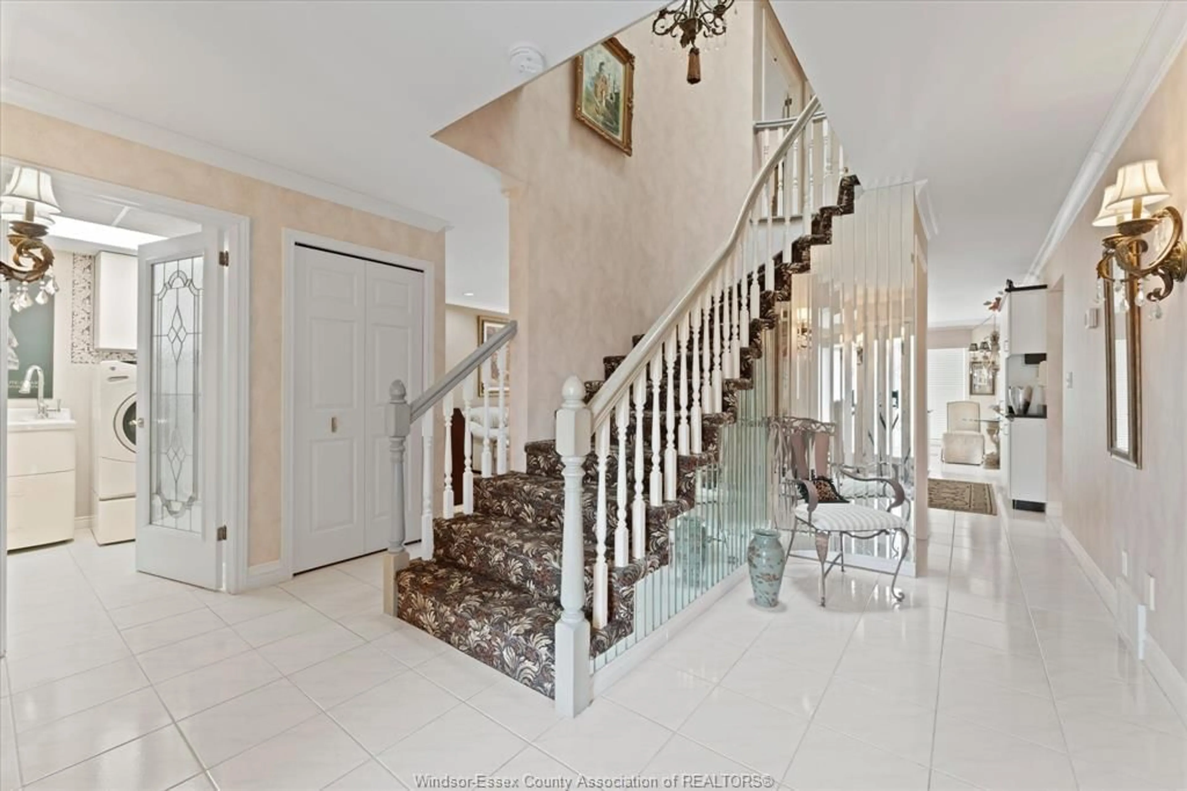 Indoor foyer for 268 MAJESTIC Dr, Lakeshore Ontario N8N 4K7