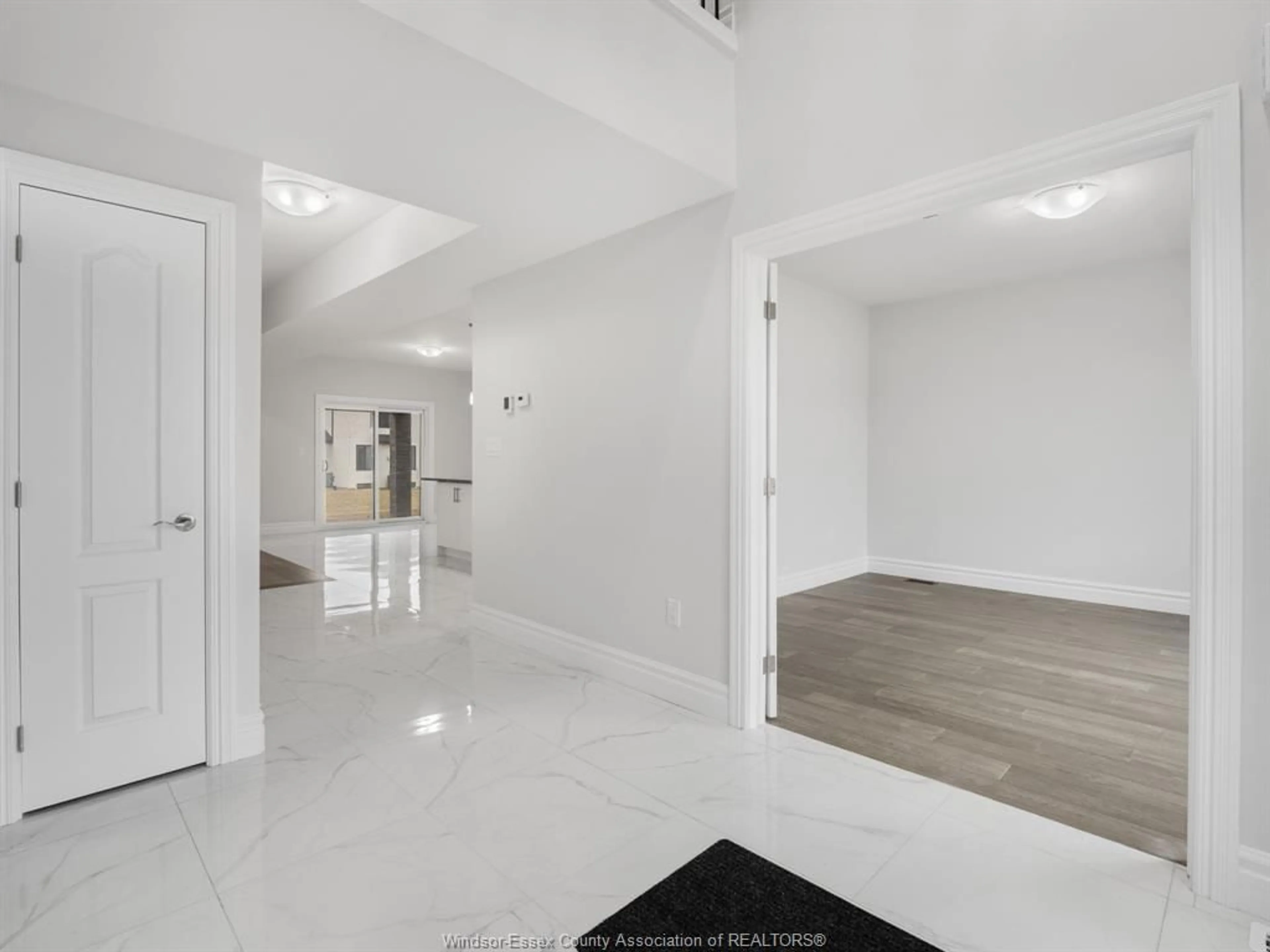 Indoor foyer for 216 Cowan Crt, Amherstburg Ontario N9V 0G9