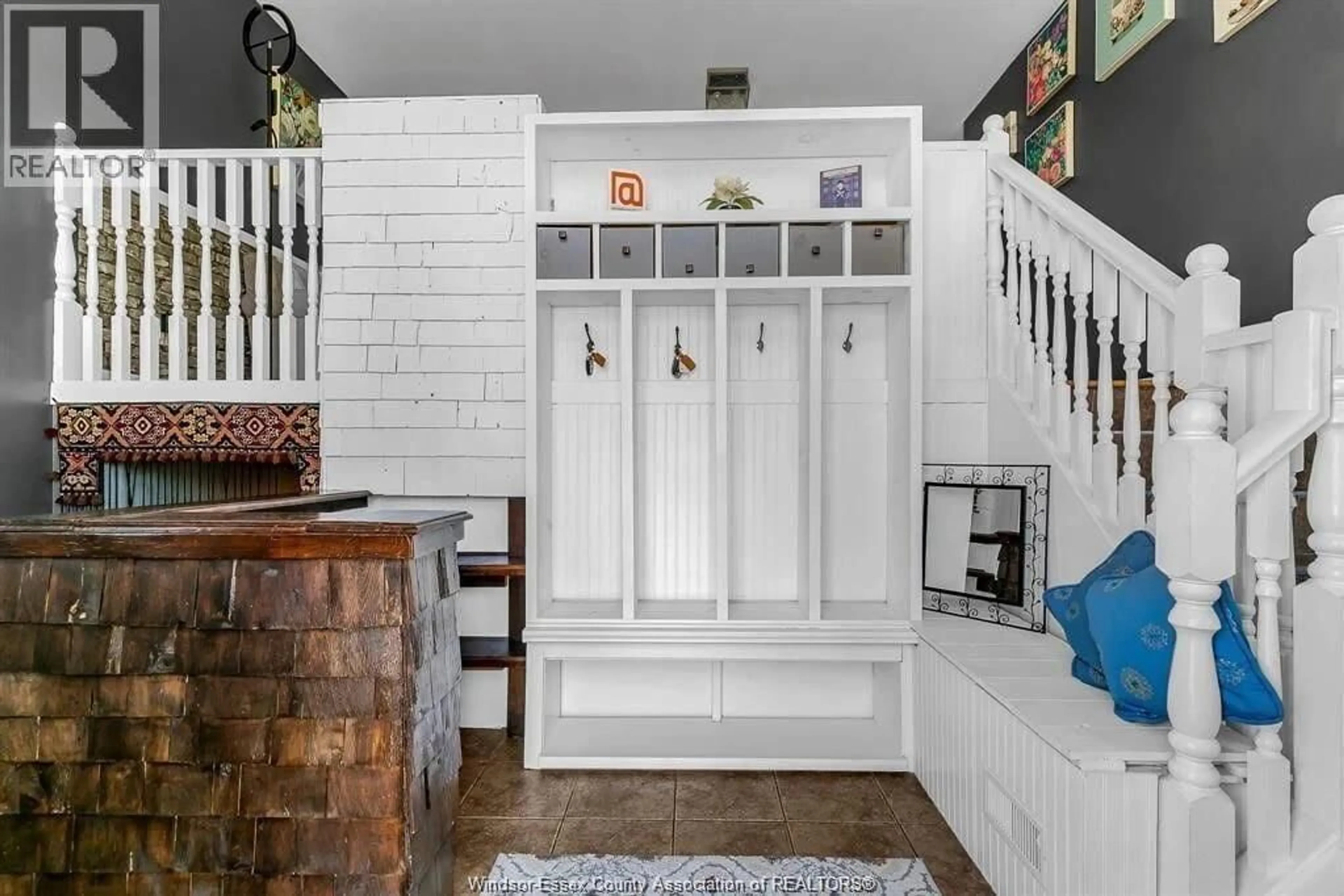 Indoor entryway for 200 RIVERVIEW Ave, LaSalle Ontario N9J 3Y1