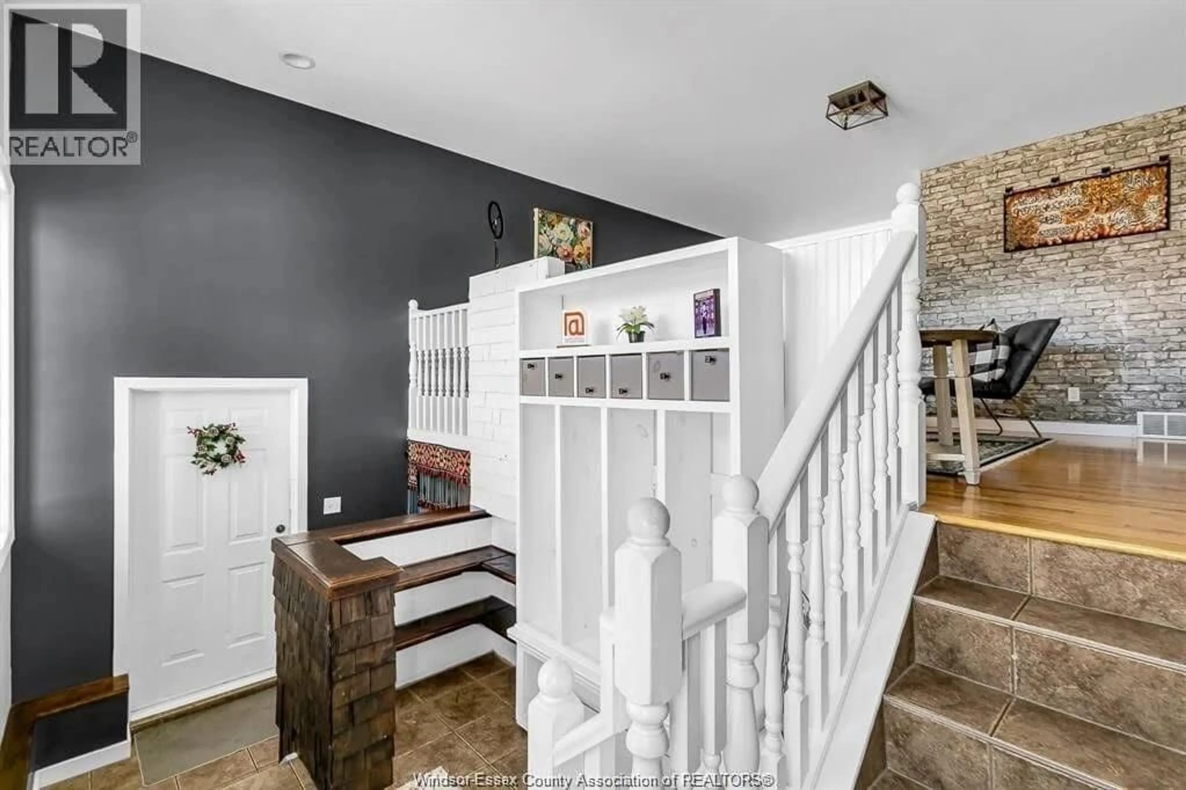 Indoor entryway for 200 RIVERVIEW Ave, LaSalle Ontario N9J 3Y1