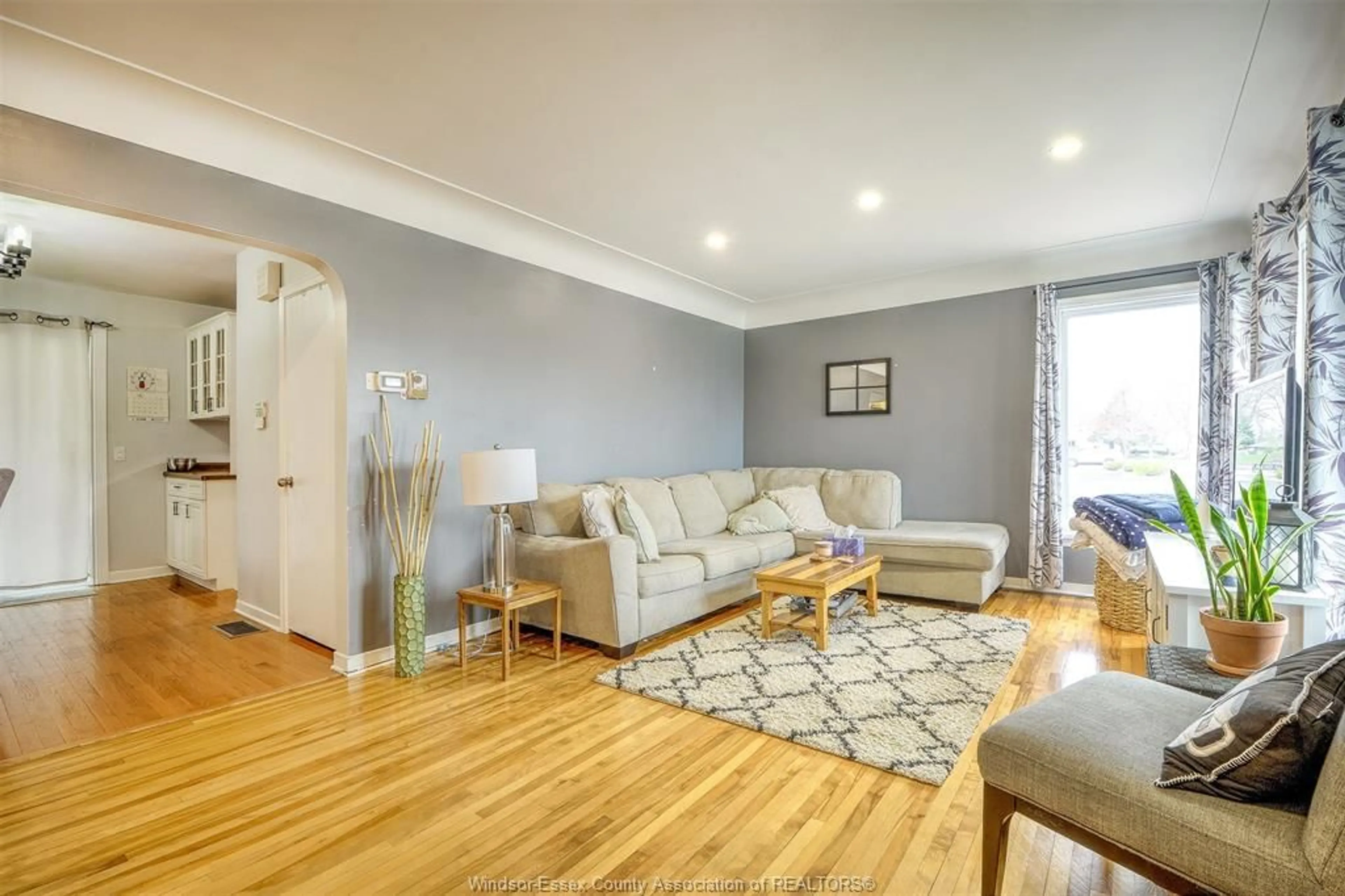 Living room with furniture, wood/laminate floor for 80 OAK, Leamington Ontario N8H 2C6