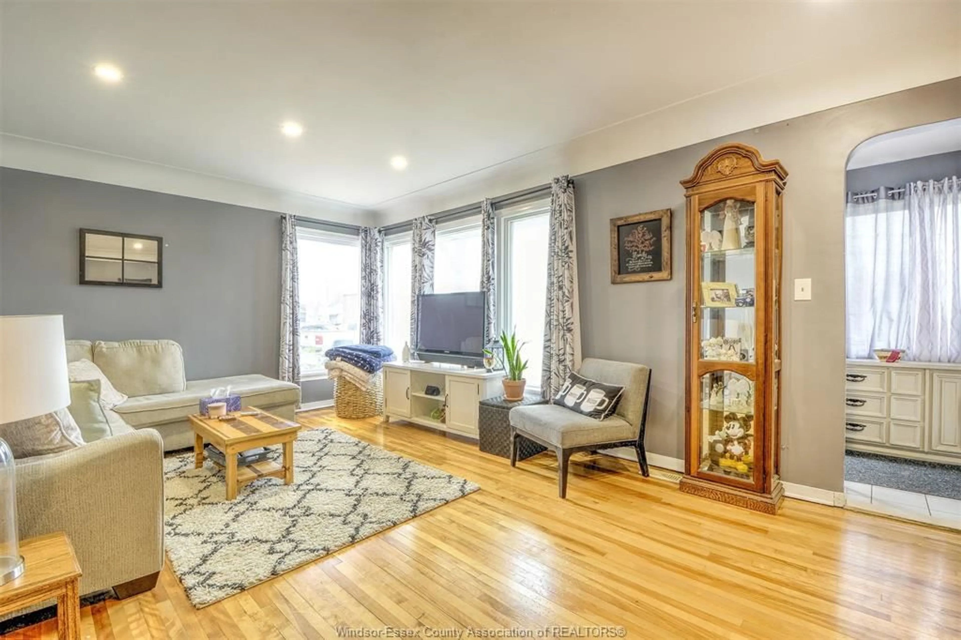 Living room with furniture, wood/laminate floor for 80 OAK, Leamington Ontario N8H 2C6