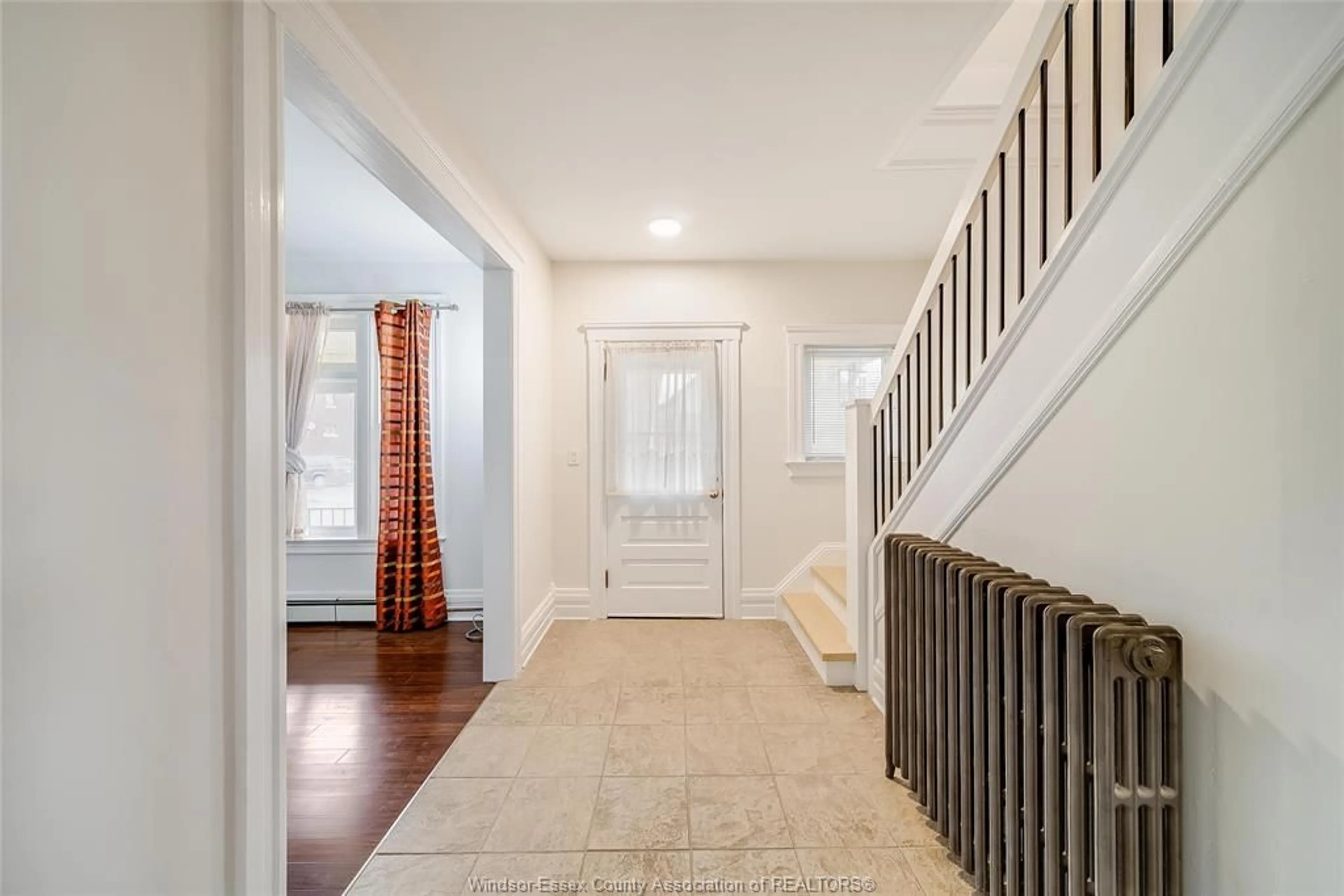 Indoor entryway for 151 CURRY Ave, Windsor Ontario N9B 2B4