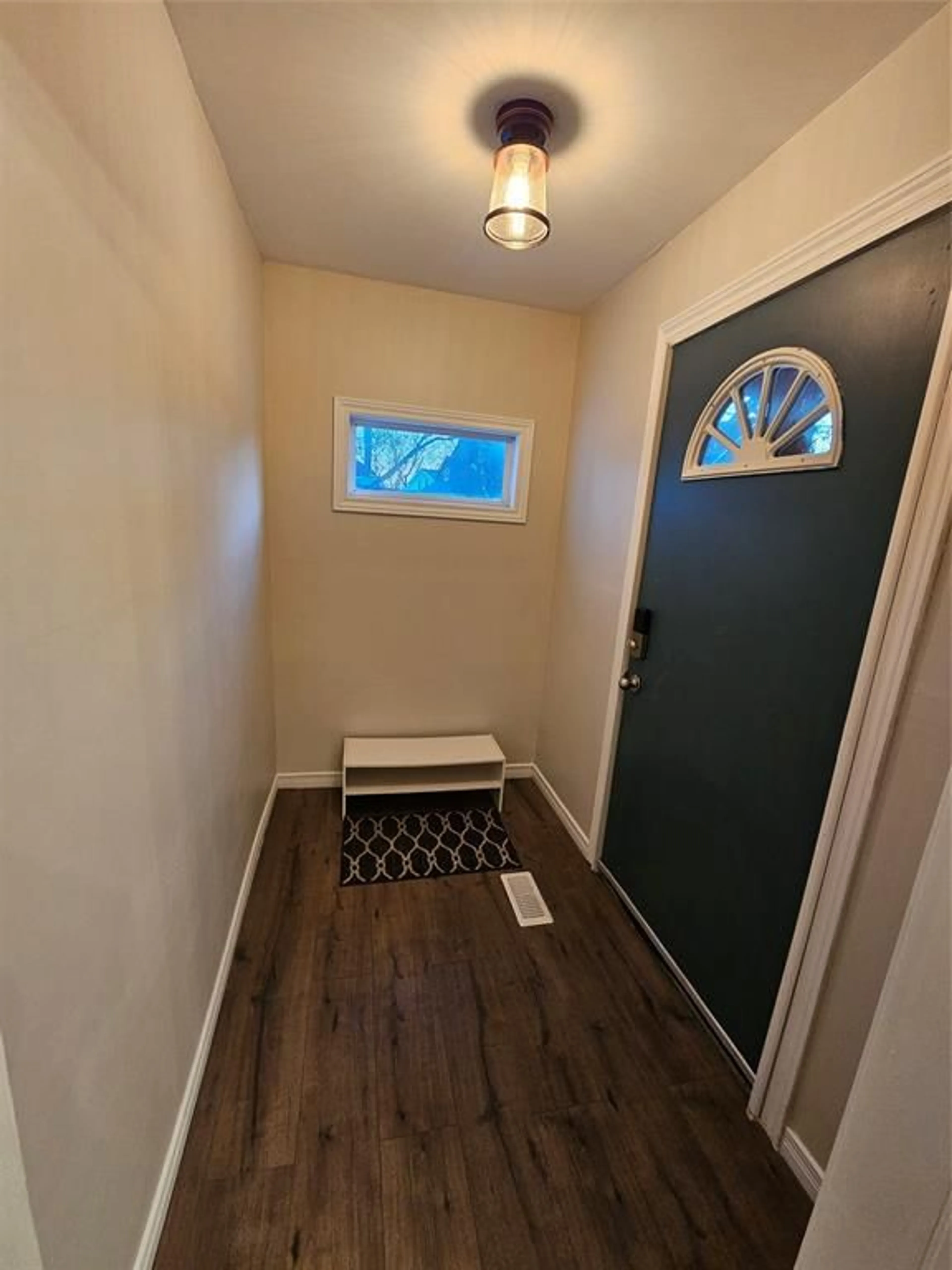 Indoor entryway for 112 ESSEX St, Sarnia Ontario N7T 4R7