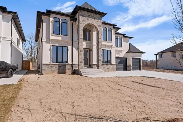322 BENSON, Amherstburg 3