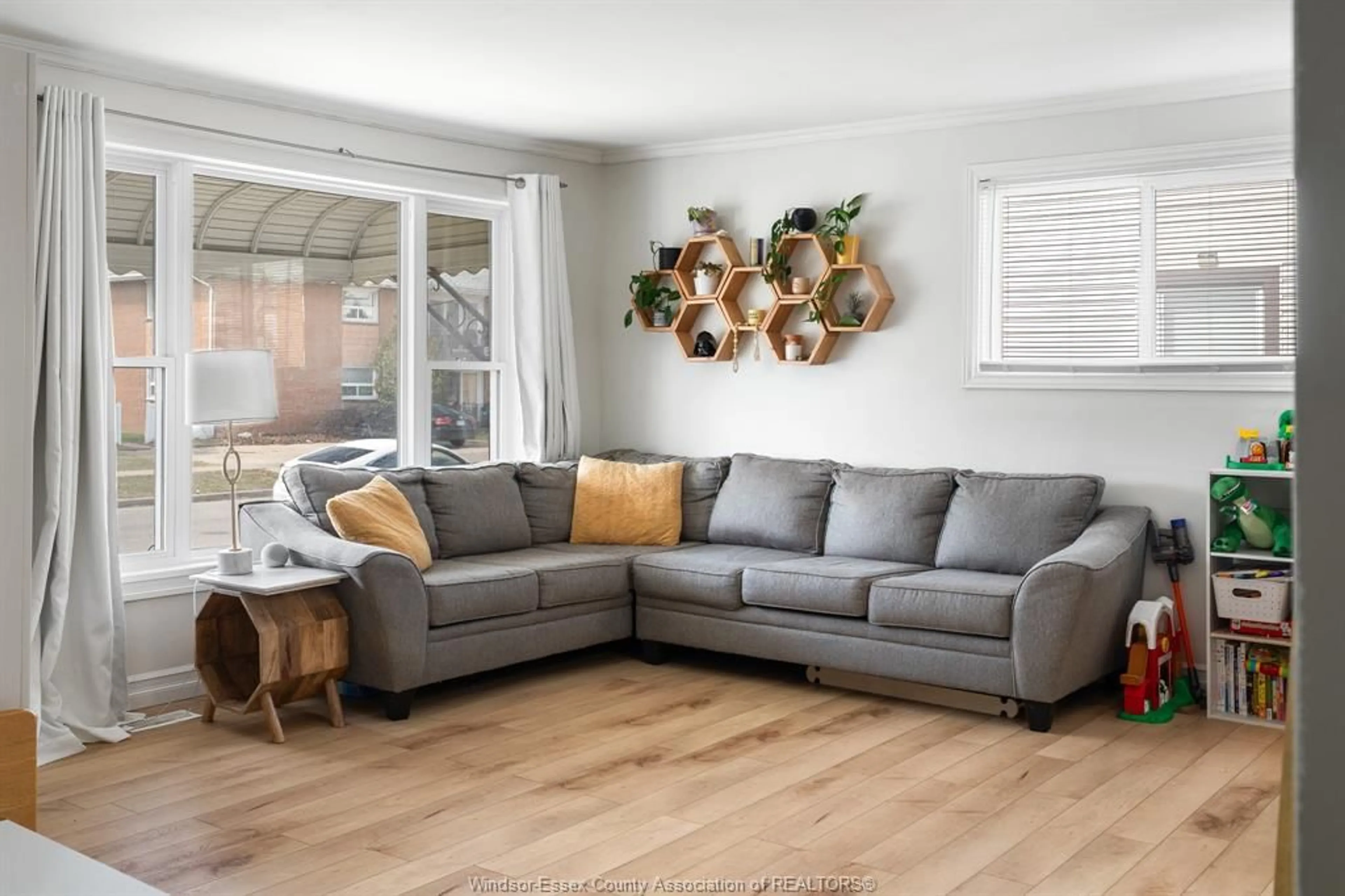 Living room with furniture, wood/laminate floor for 1522 WESTCOTT, Windsor Ontario N8Y 4C6