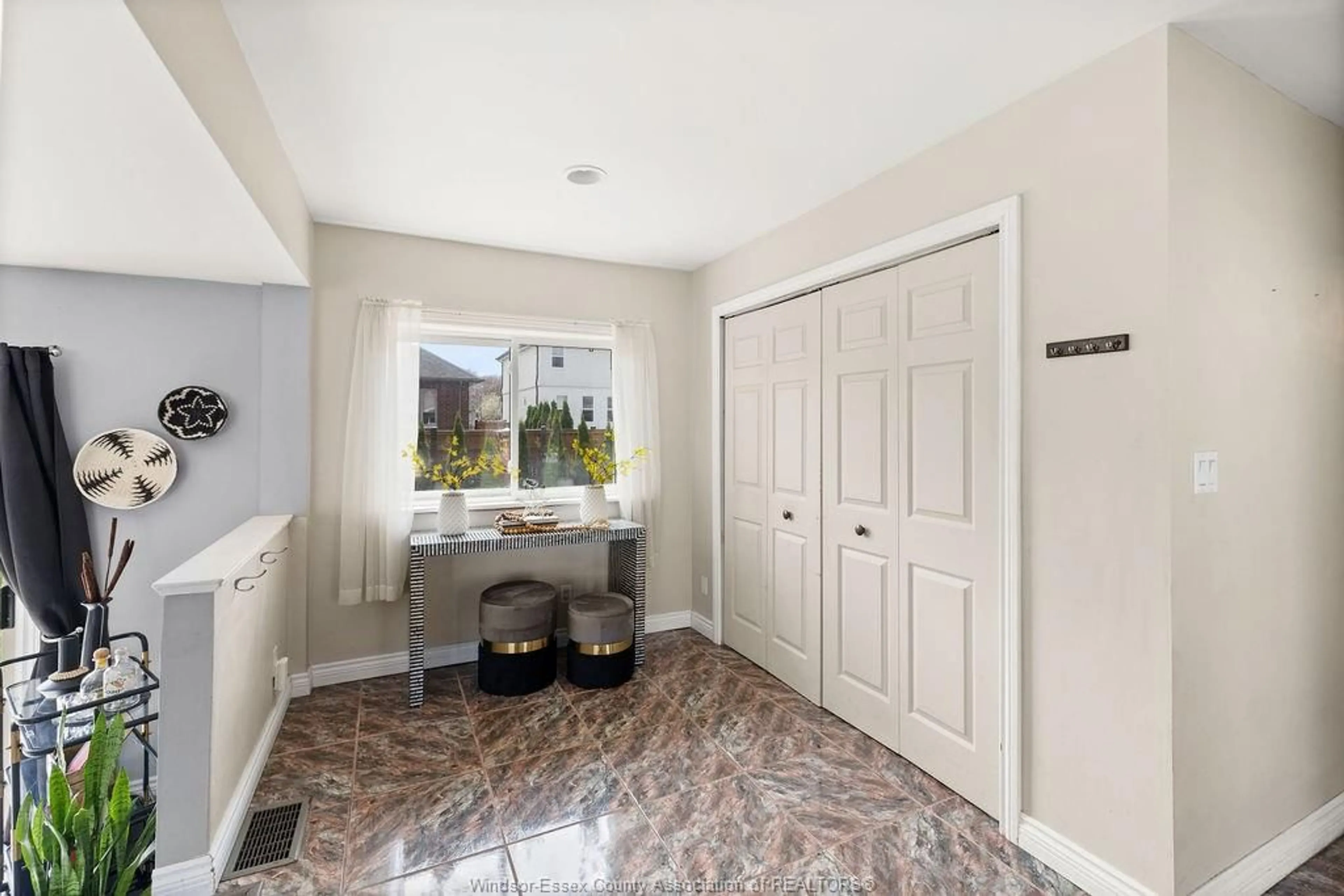 Indoor entryway for 1350 LAURIER, LaSalle Ontario N9J 1N3