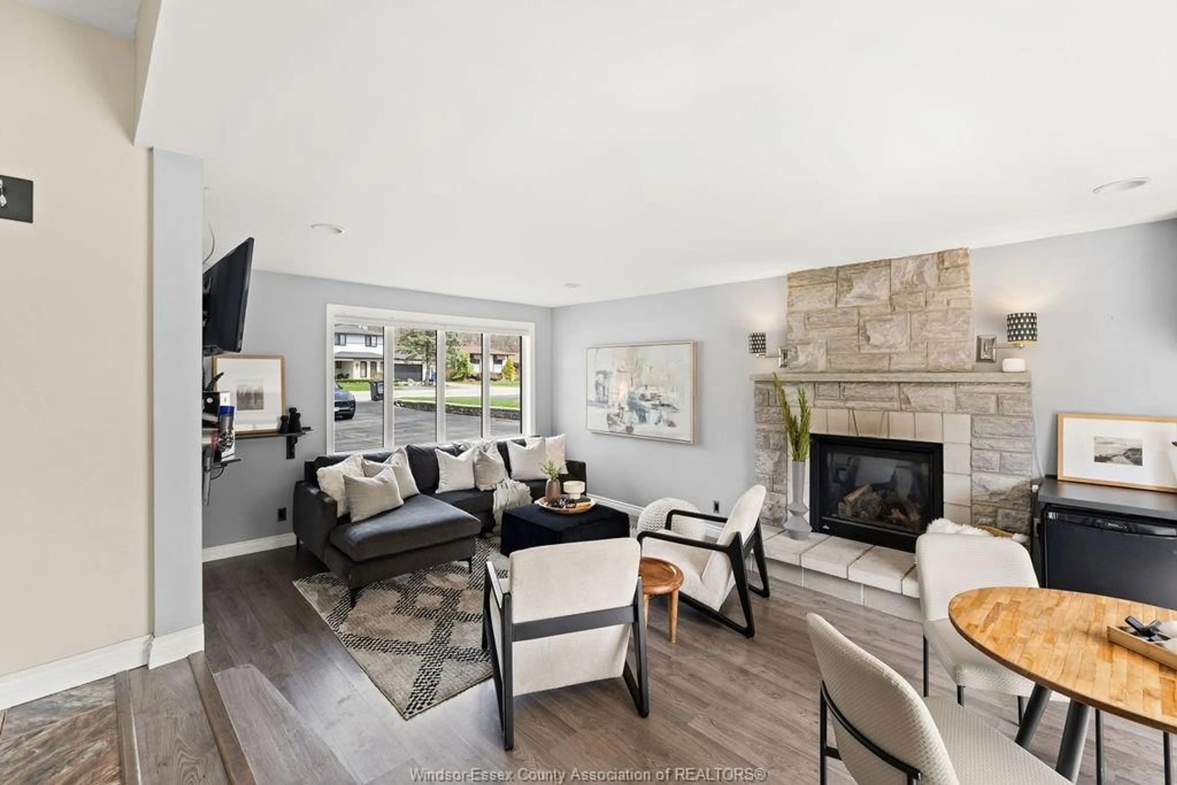 Living room with furniture, unknown for 1350 LAURIER, LaSalle Ontario N9J 1N3