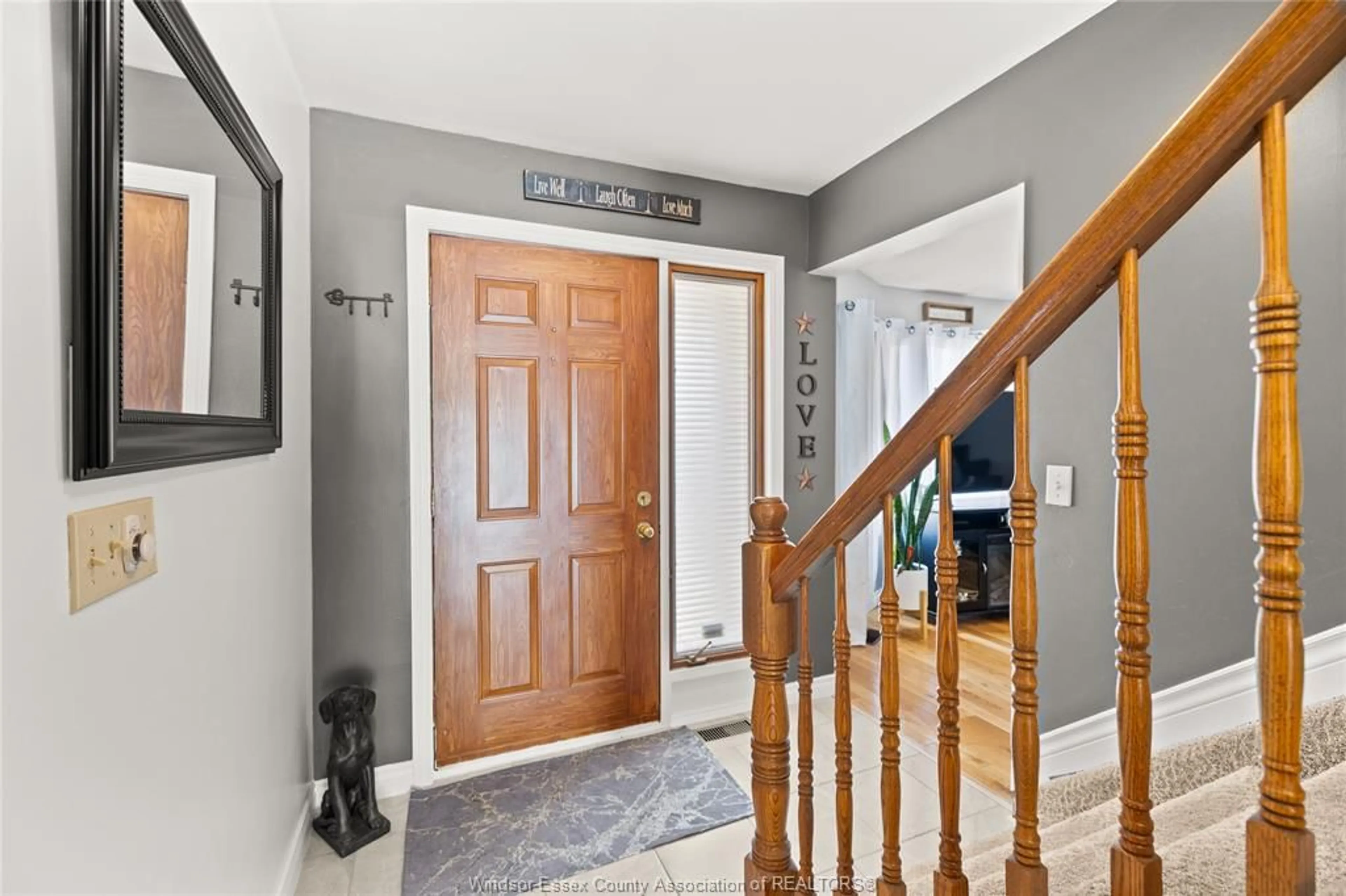 Indoor entryway for 9 SHERWOOD, Leamington Ontario N8H 4V1
