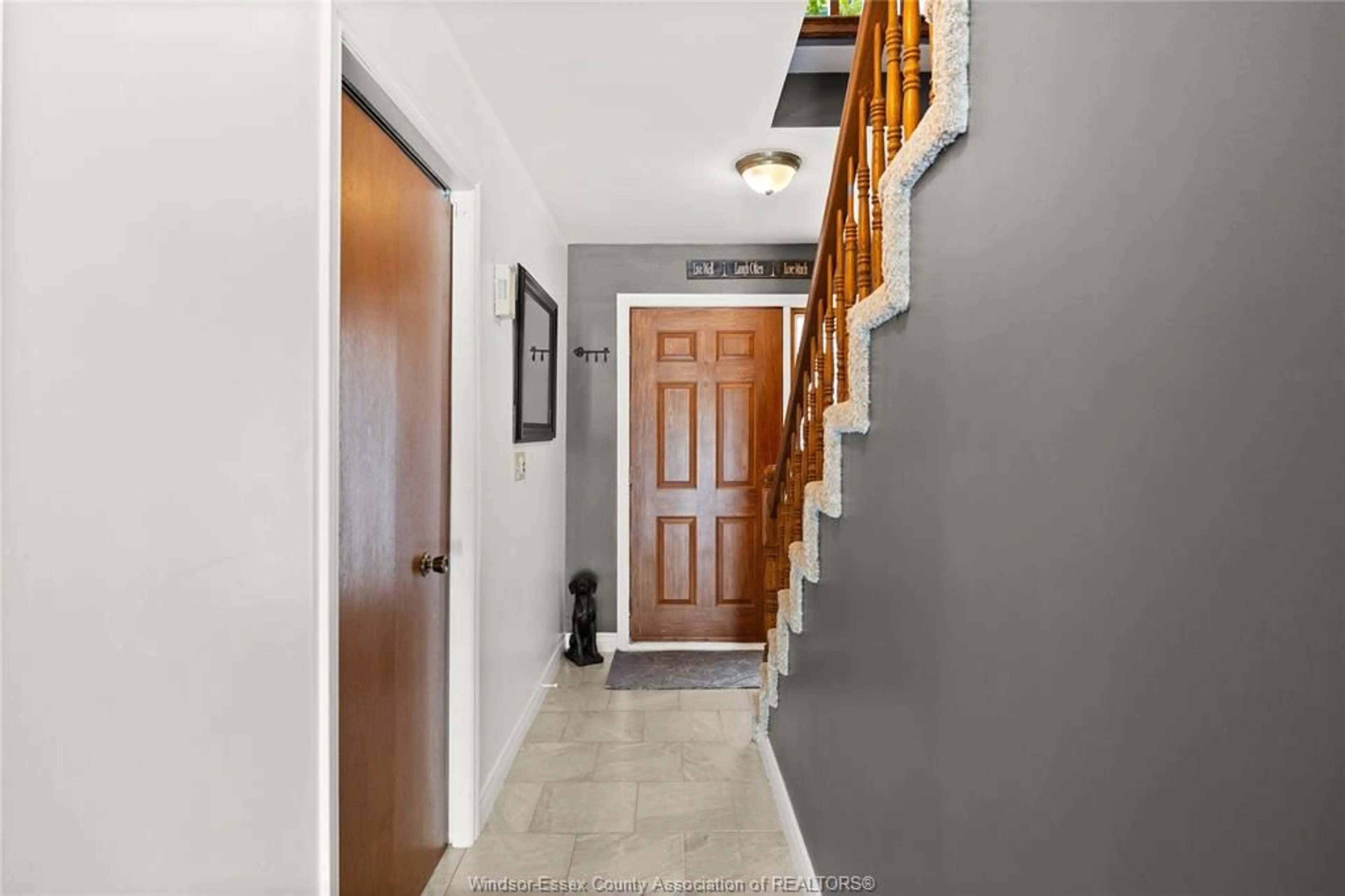 Indoor foyer for 9 SHERWOOD, Leamington Ontario N8H 4V1