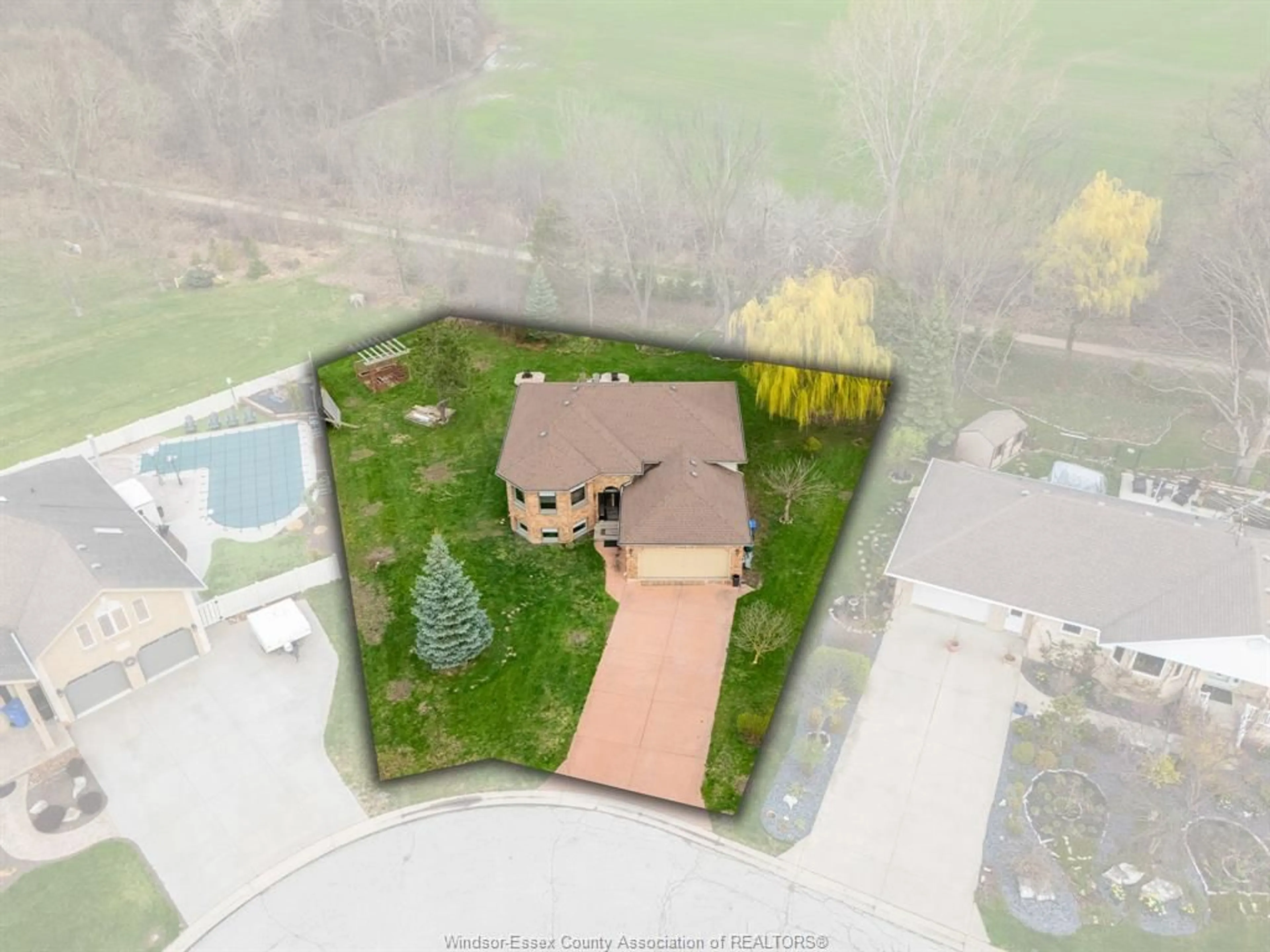 A pic from outside/outdoor area/front of a property/back of a property/a pic from drone, unknown for 8020 Gardiner Cres, McGregor Ontario N0R 1J0