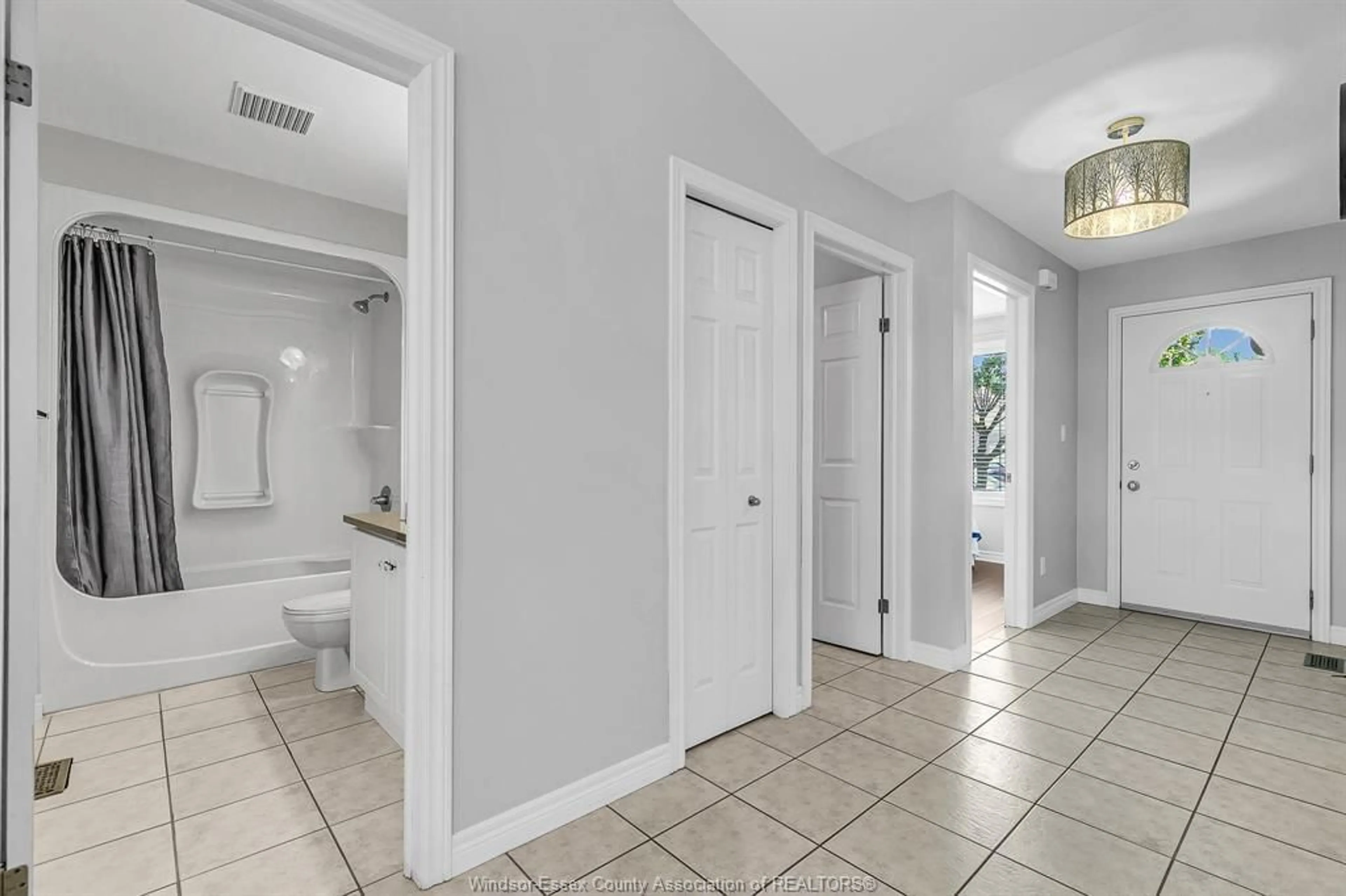 Indoor entryway for 1899 CASTLETON Ave, Windsor Ontario N8P 1P6