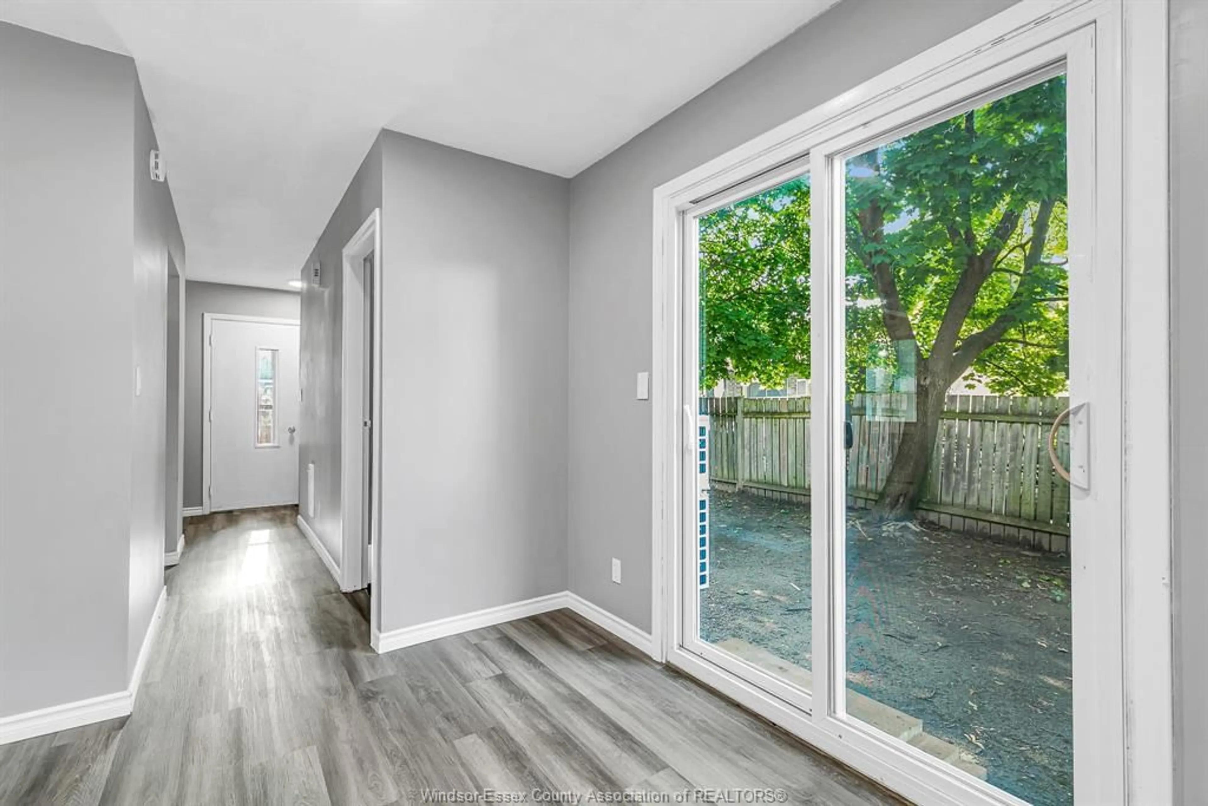 Indoor entryway for 9020 CONWAY Crt, Windsor Ontario N8S 4G3