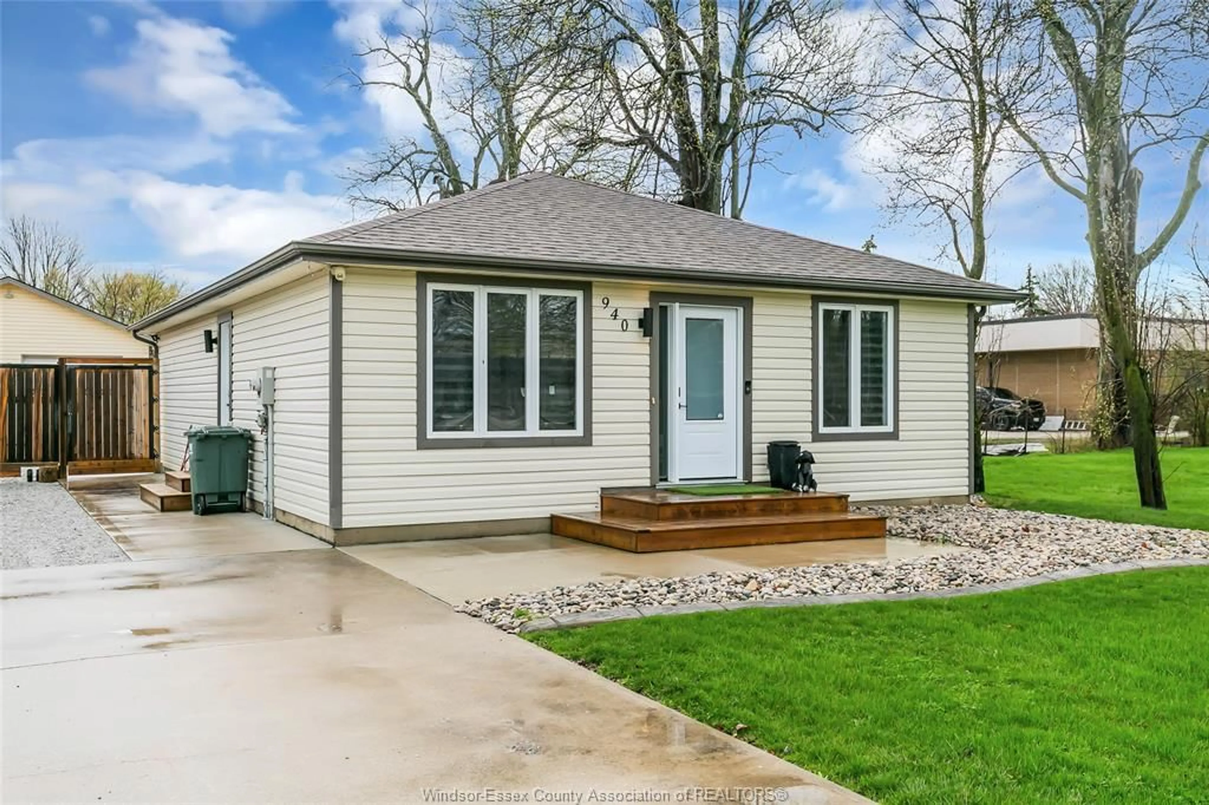 Home with vinyl exterior material, street for 940 MAPLE Ave, Stoney Point Ontario N0R 1N0