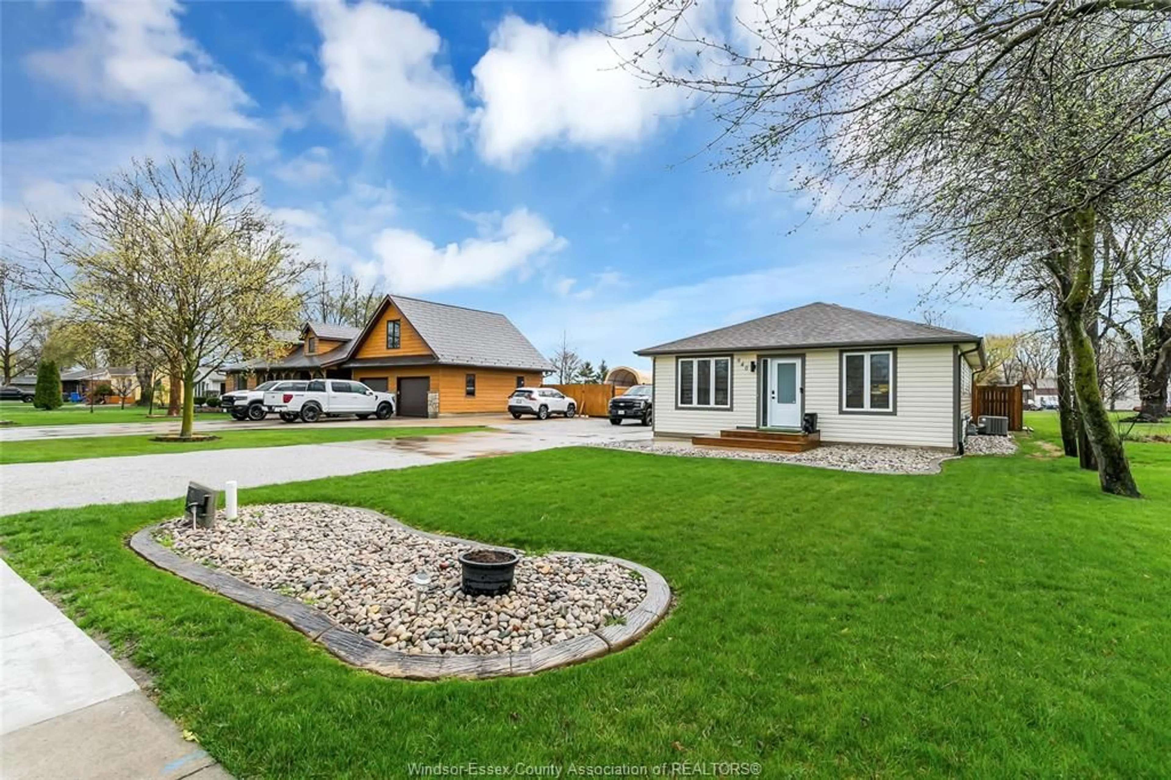 A pic from outside/outdoor area/front of a property/back of a property/a pic from drone, street for 940 MAPLE Ave, Stoney Point Ontario N0R 1N0