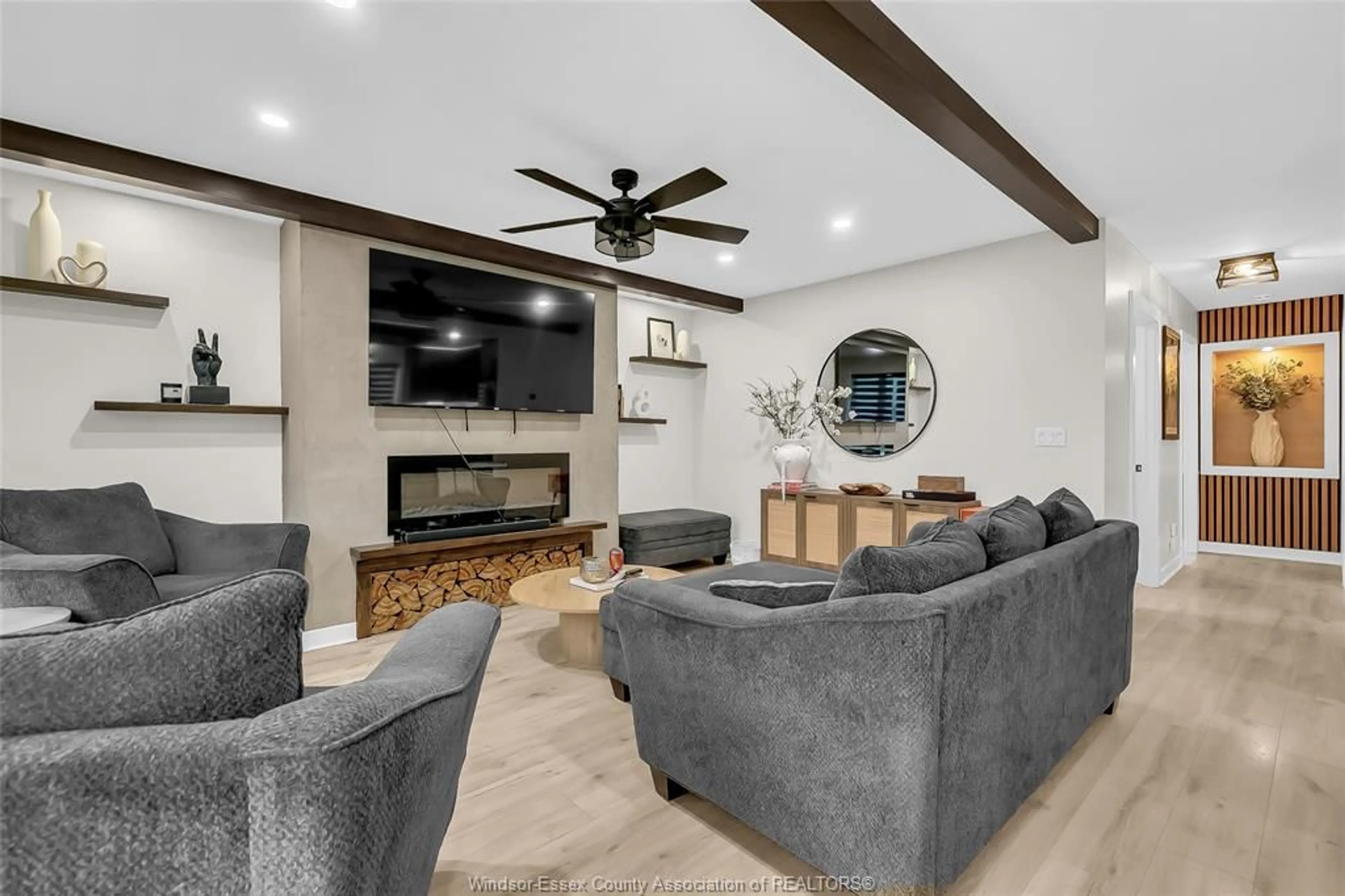 Living room with furniture, unknown for 940 MAPLE Ave, Stoney Point Ontario N0R 1N0