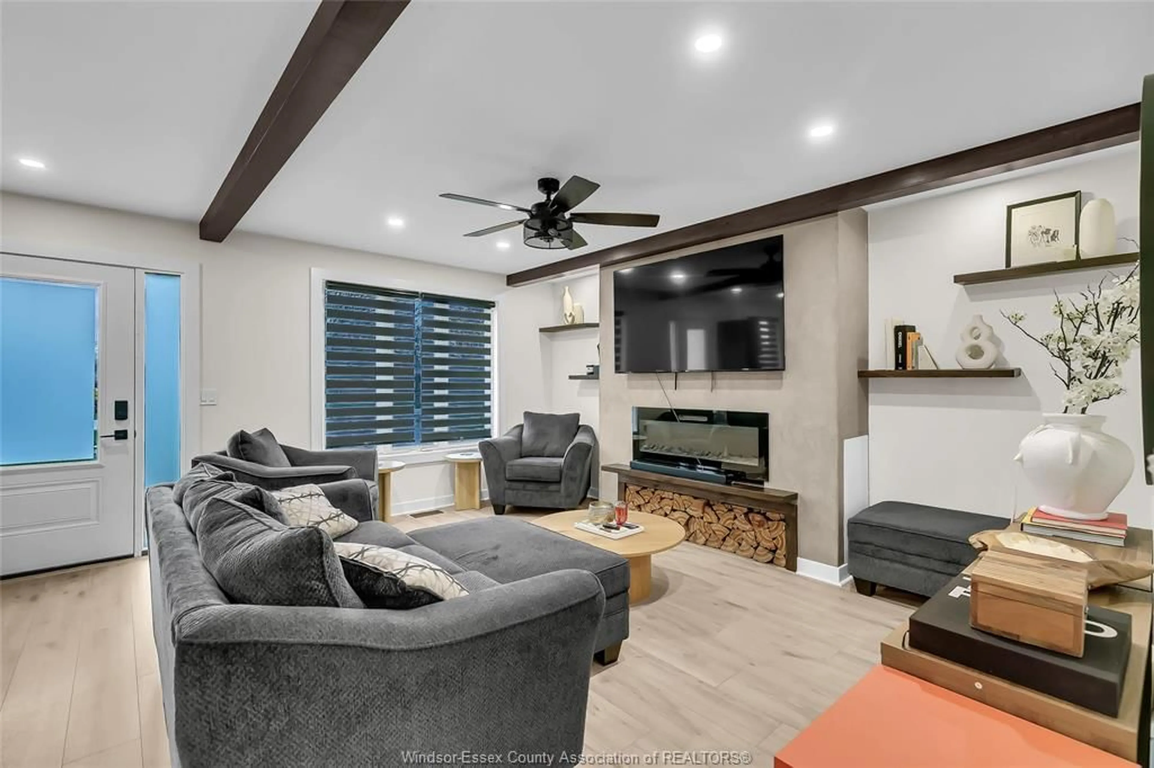 Living room with furniture, unknown for 940 MAPLE Ave, Stoney Point Ontario N0R 1N0