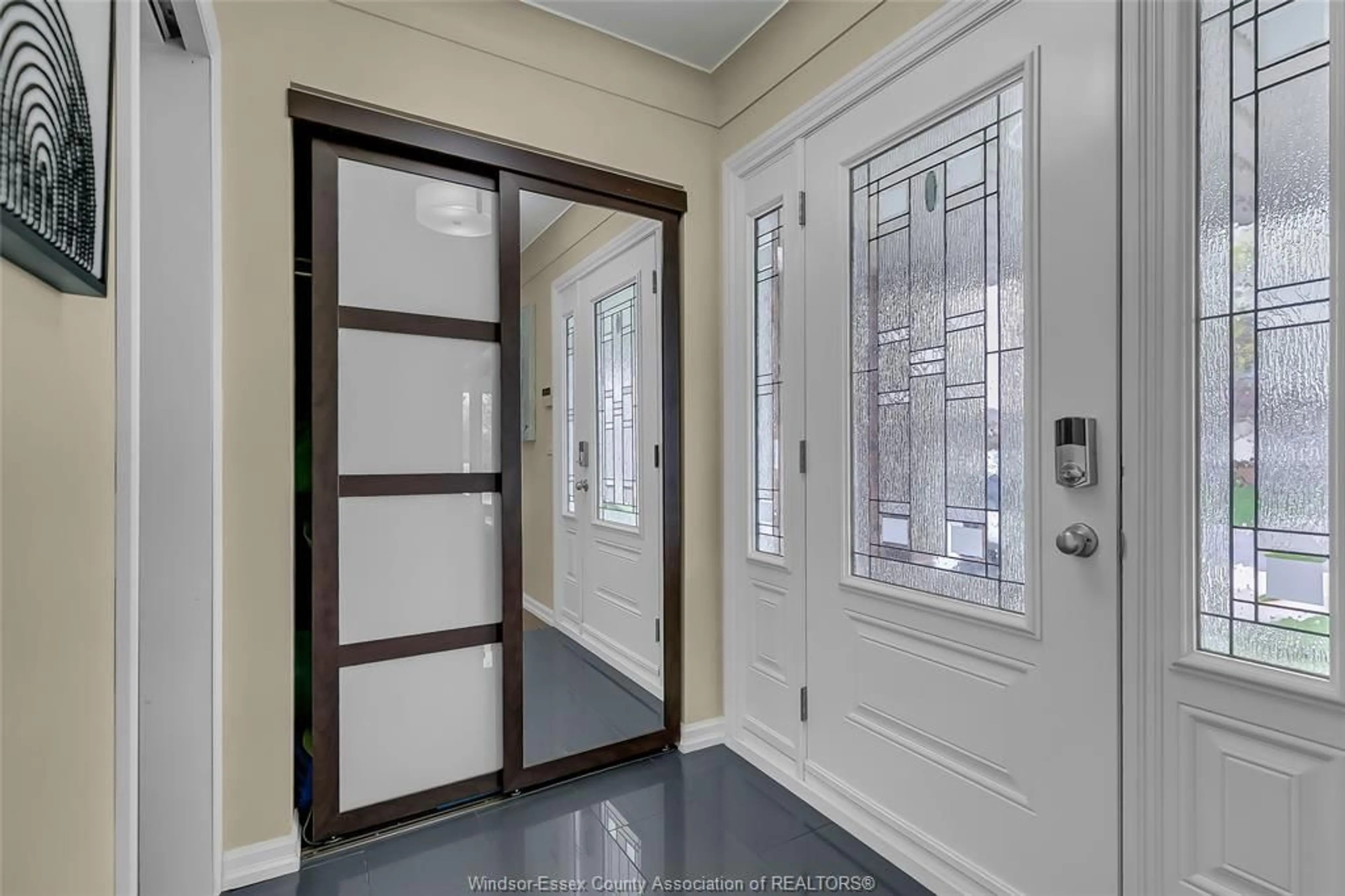 Indoor entryway for 386 WOODRIDGE, Tecumseh Ontario N8N 3A8