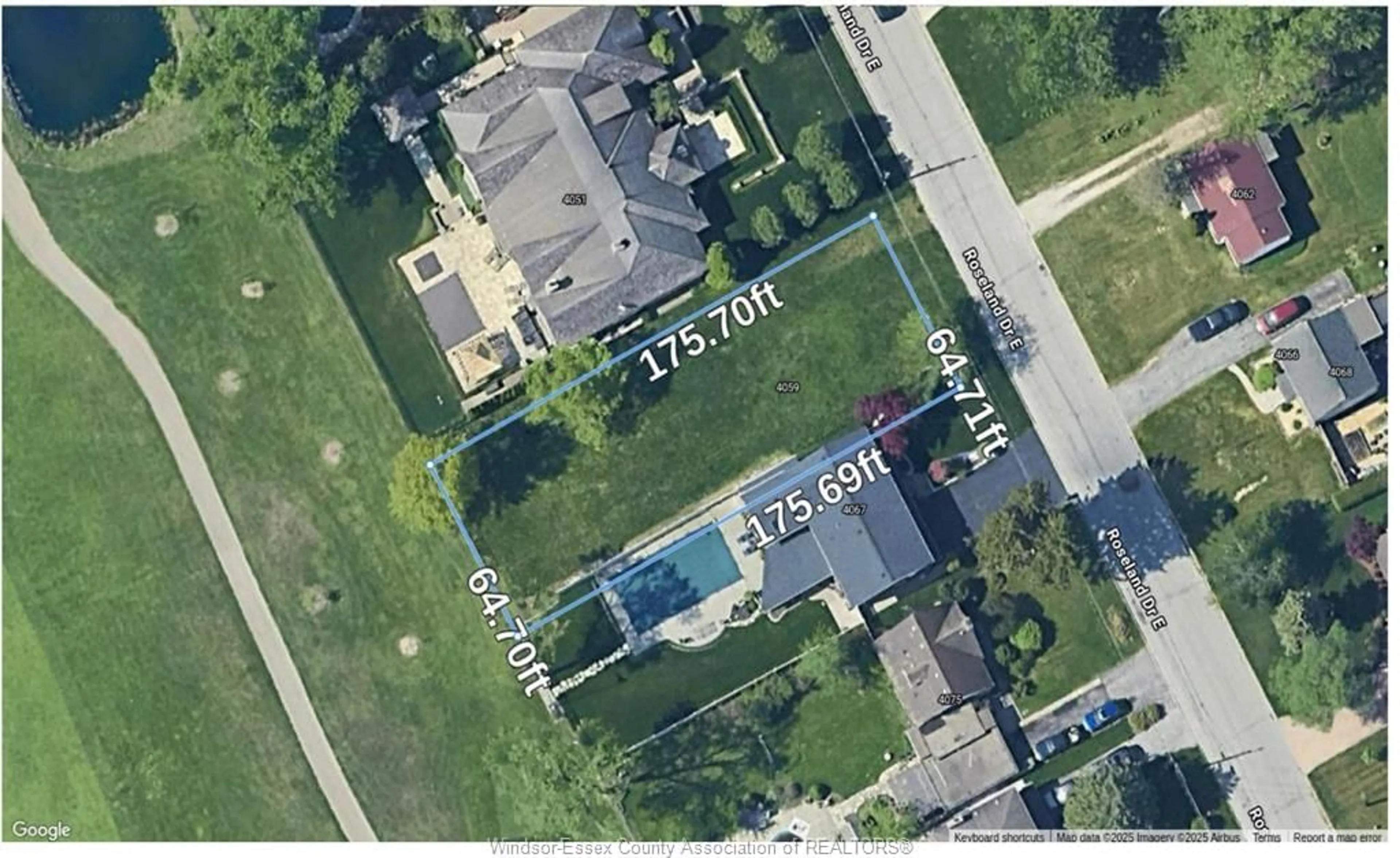 A pic from outside/outdoor area/front of a property/back of a property/a pic from drone, street for 4059 ROSELAND Dr, Windsor Ontario N9G 1Y5