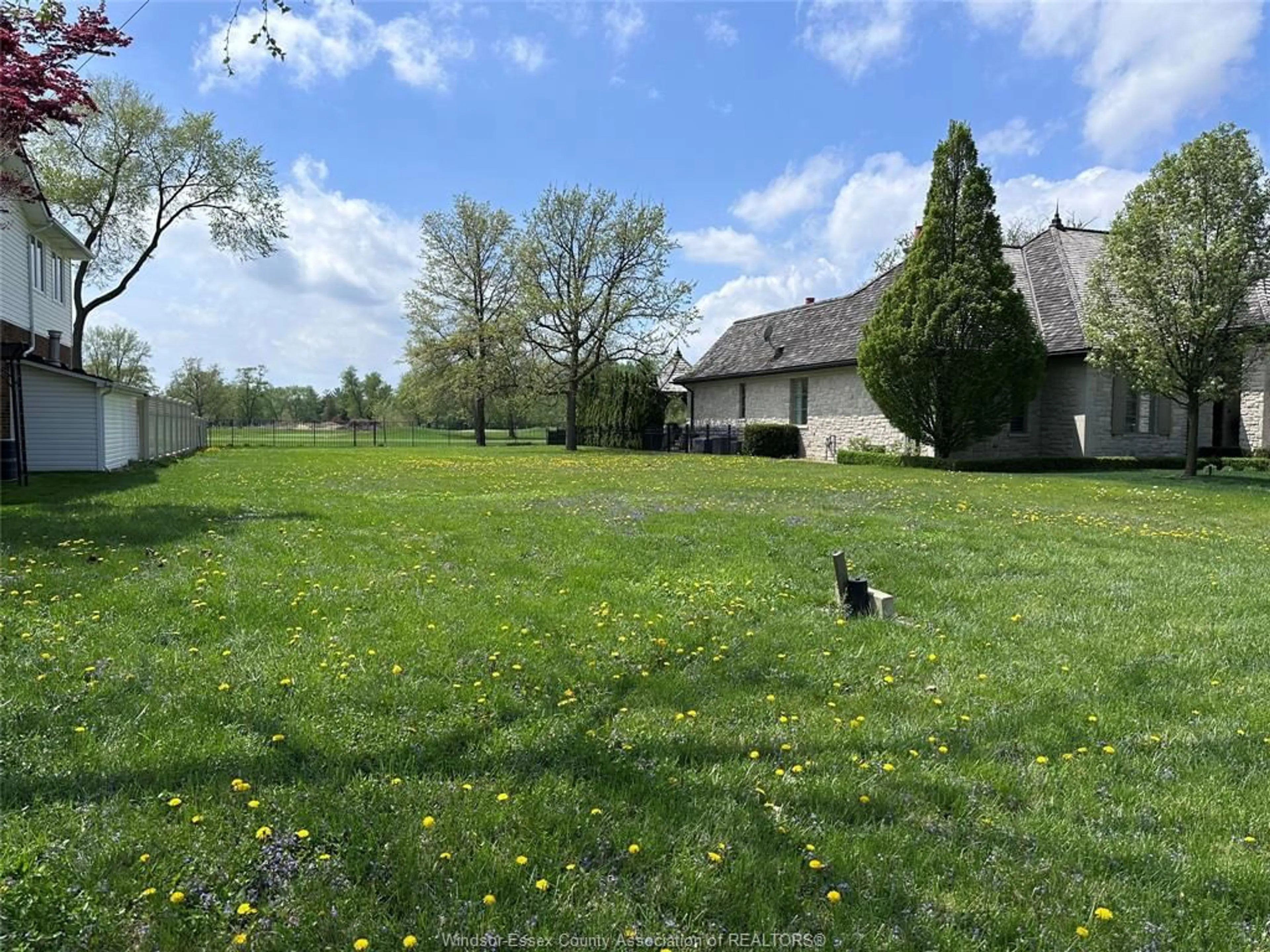 A pic from outside/outdoor area/front of a property/back of a property/a pic from drone, street for 4059 ROSELAND Dr, Windsor Ontario N9G 1Y5