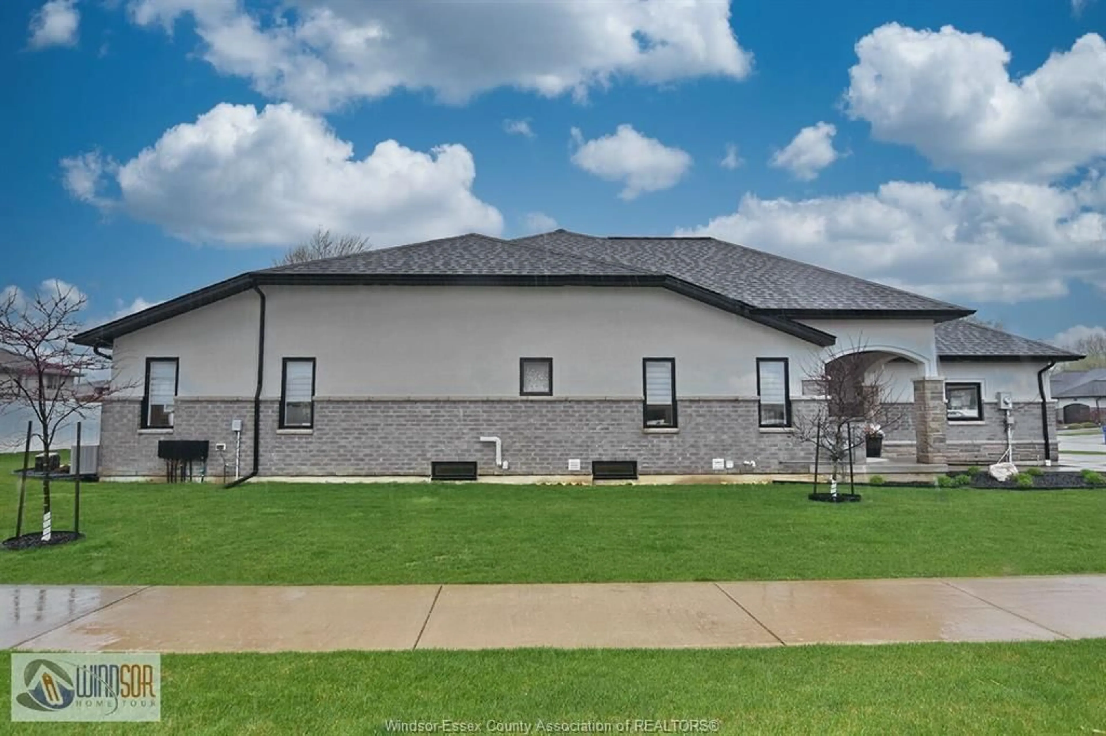 A pic from outside/outdoor area/front of a property/back of a property/a pic from drone, building for 100 HOUGHTON, Essex Ontario N8M 0A5