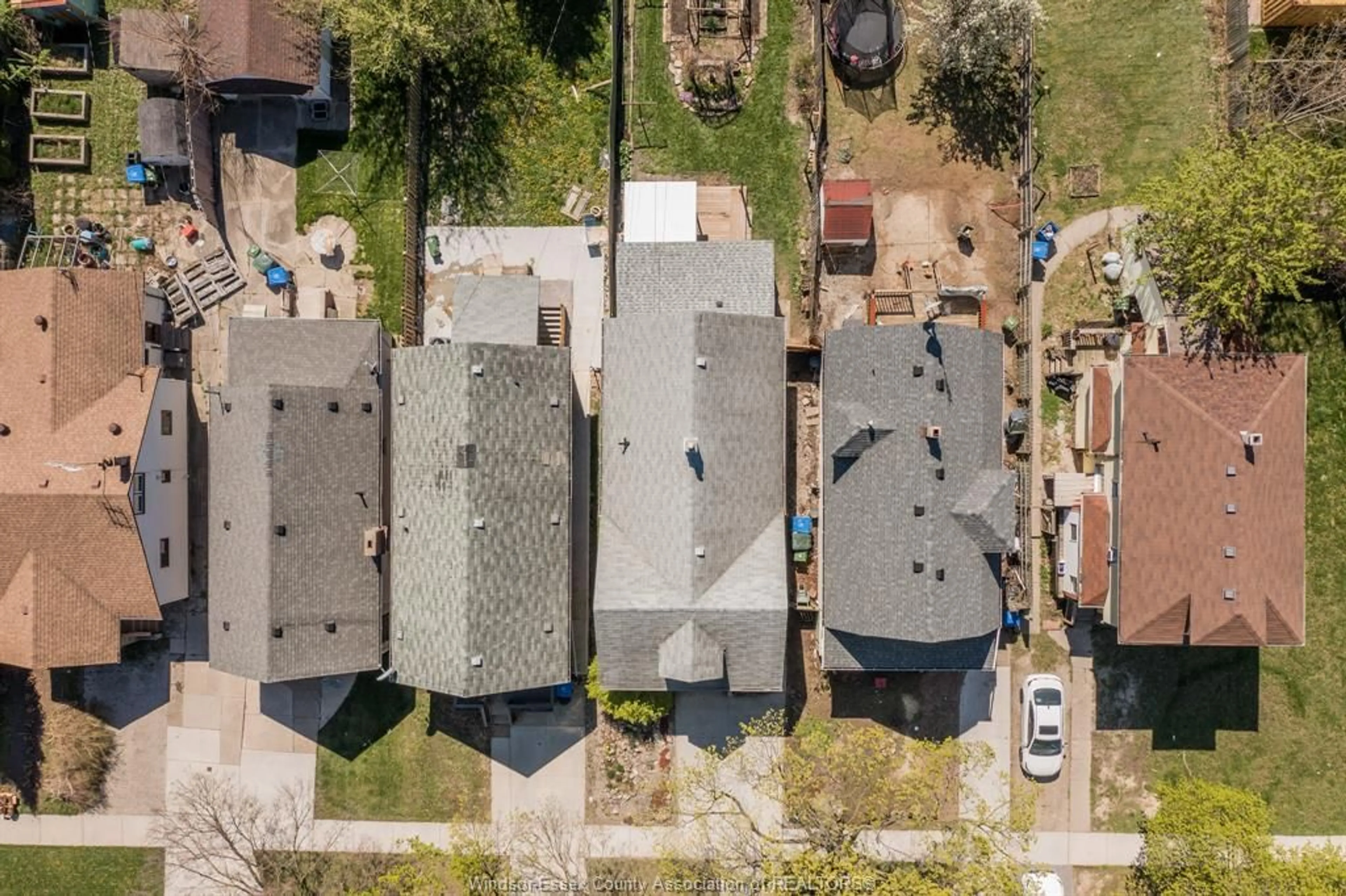 A pic from outside/outdoor area/front of a property/back of a property/a pic from drone, street for 641 CAMERON Ave, Windsor Ontario N9B 1Z2