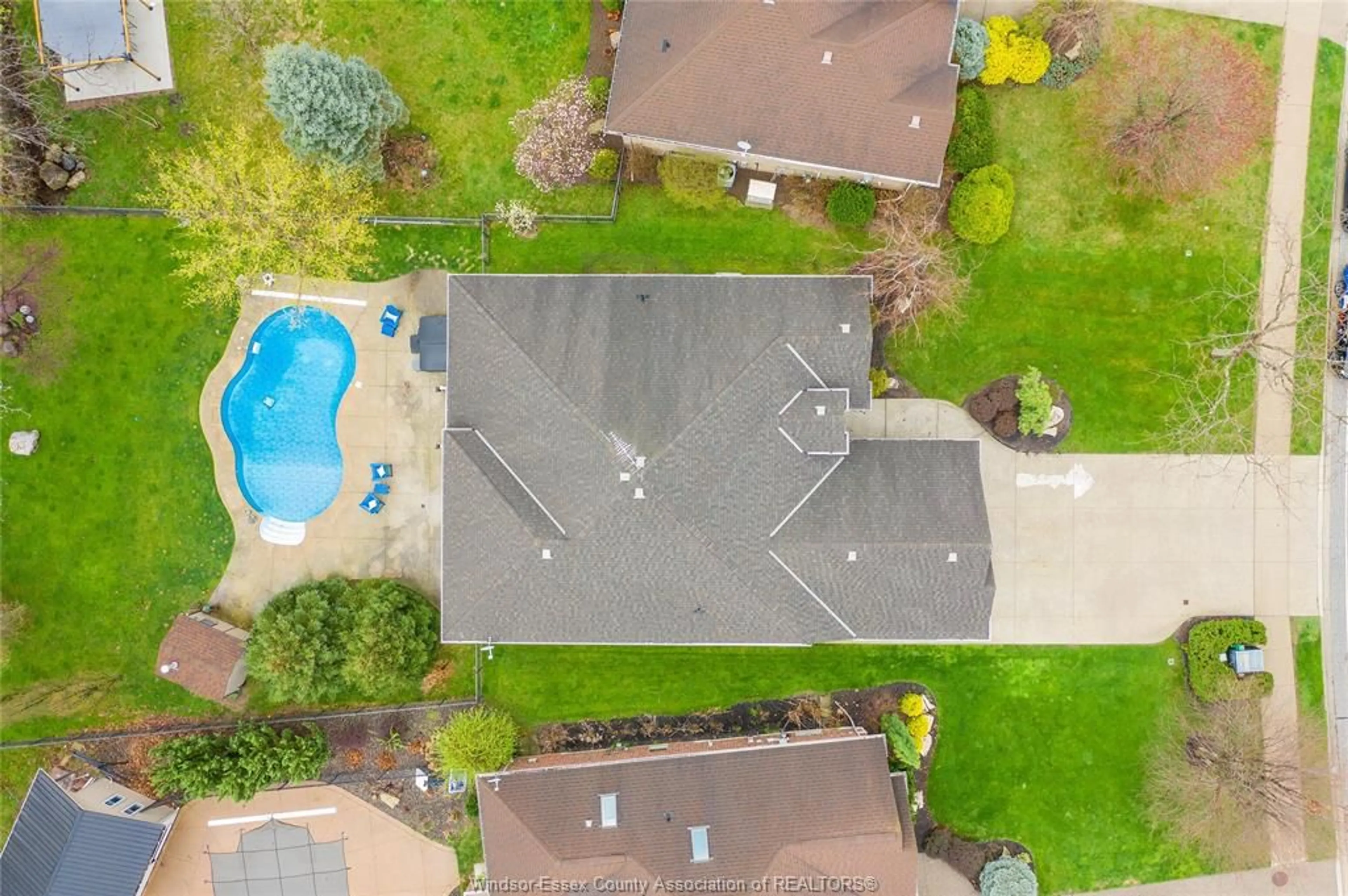 A pic from outside/outdoor area/front of a property/back of a property/a pic from drone, street for 166 WOODYCREST, Kingsville Ontario N9Y 0A4