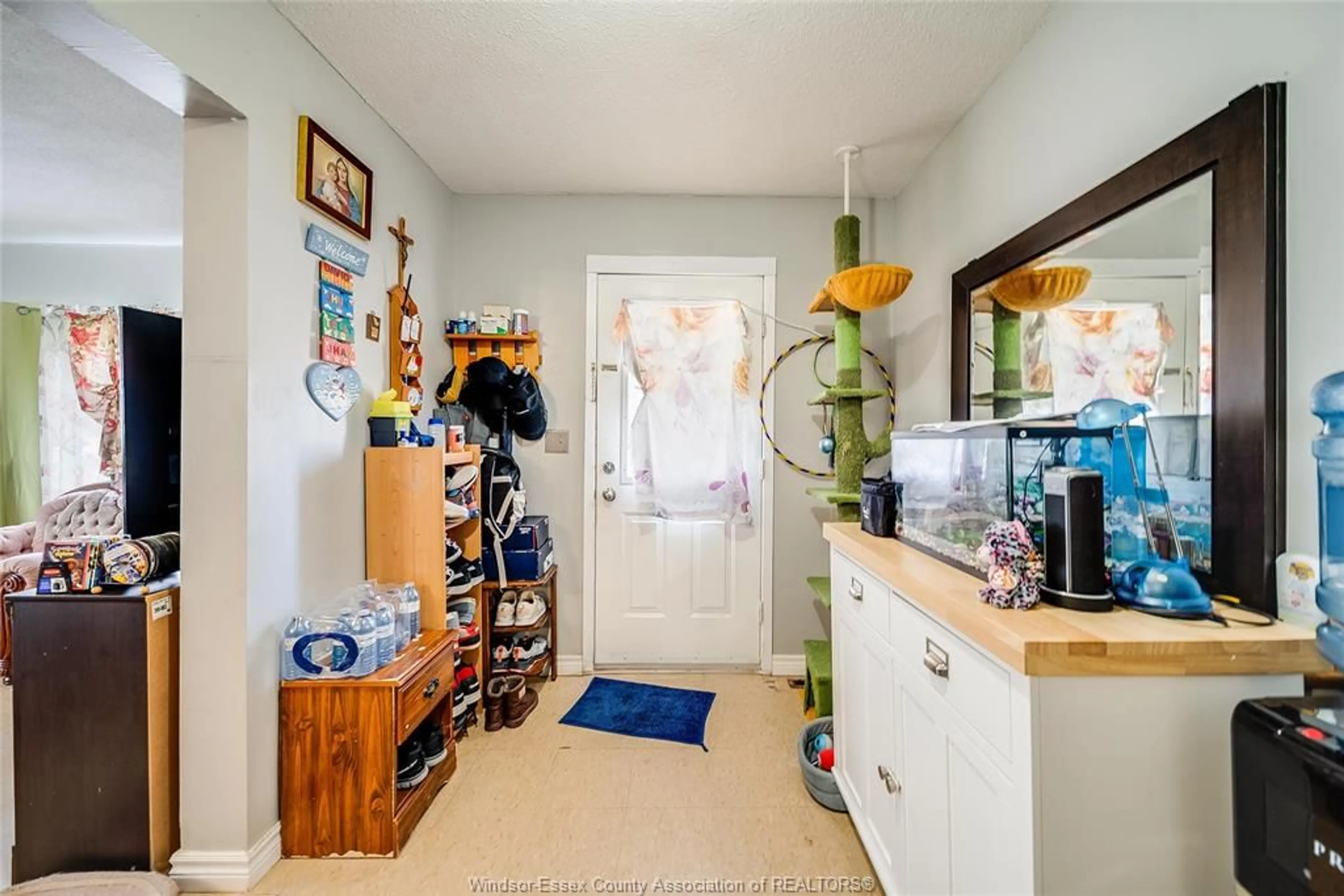 Indoor entryway for 120 TALBOT St, Leamington Ontario N8H 1M9