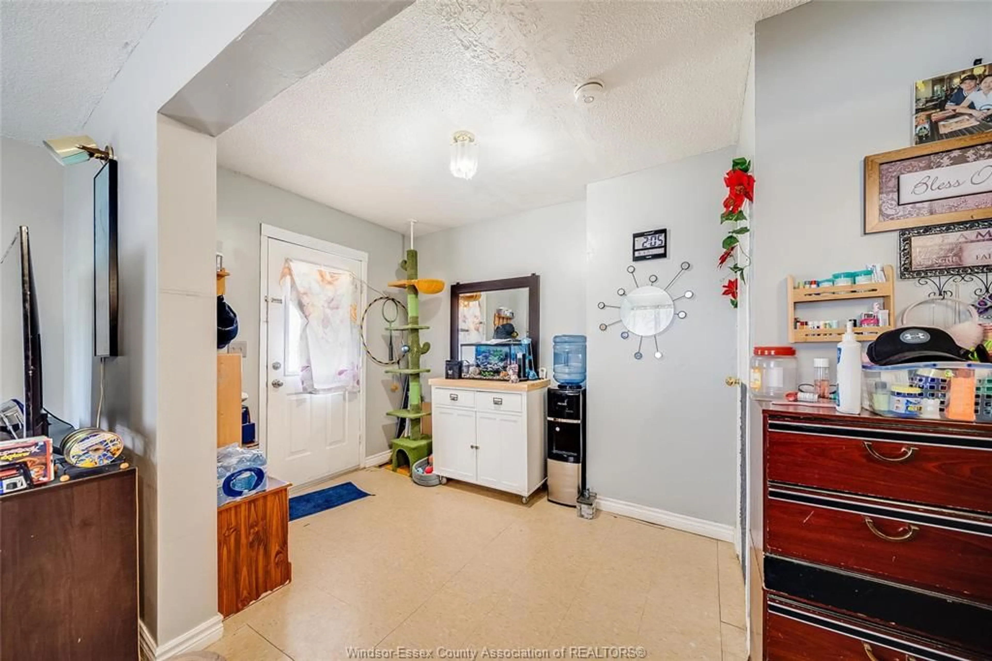 Indoor entryway for 120 TALBOT St, Leamington Ontario N8H 1M9