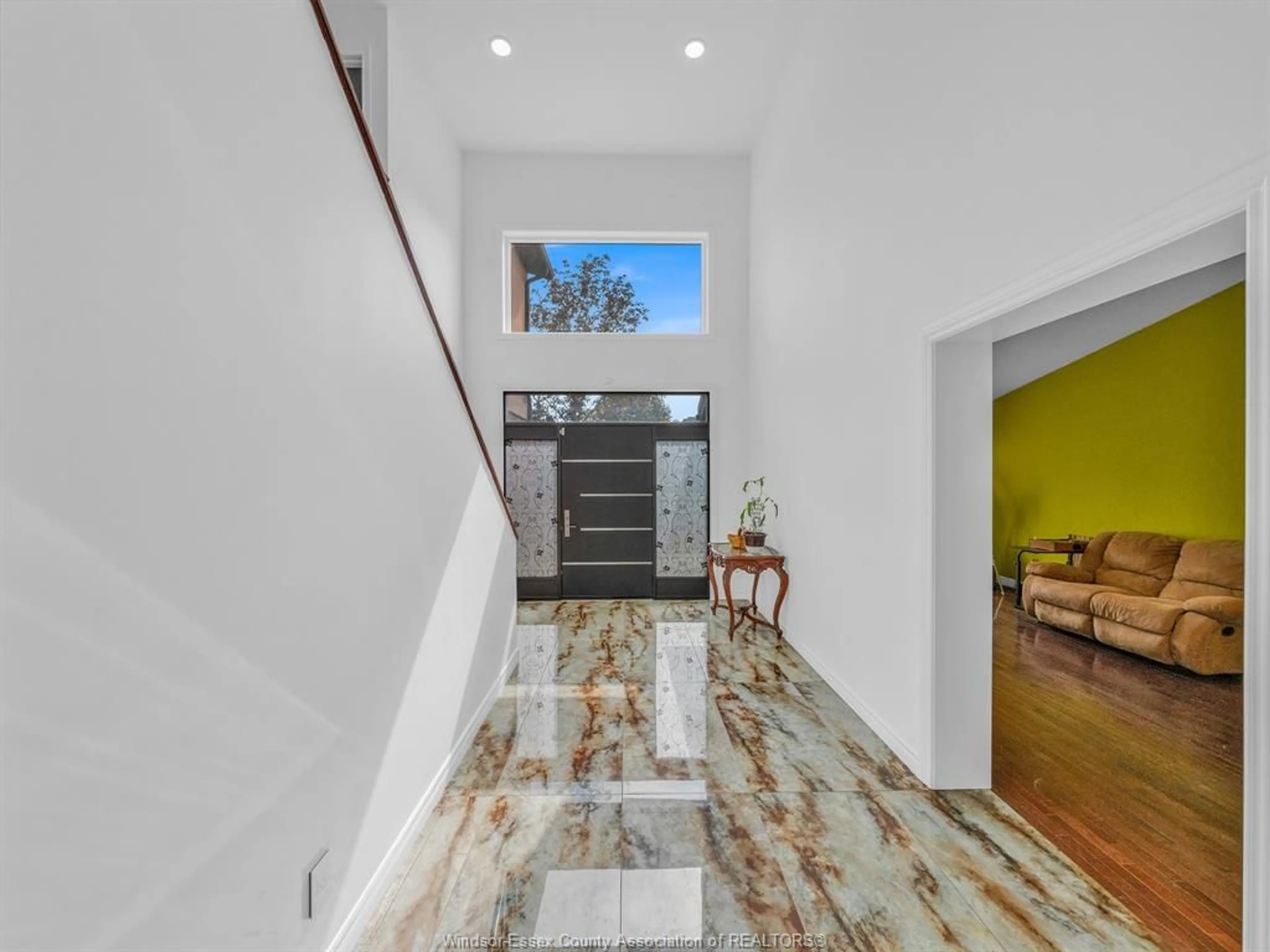 Indoor foyer for 1098 STONEYBROOK Cres, Windsor Ontario N9G 2Y3