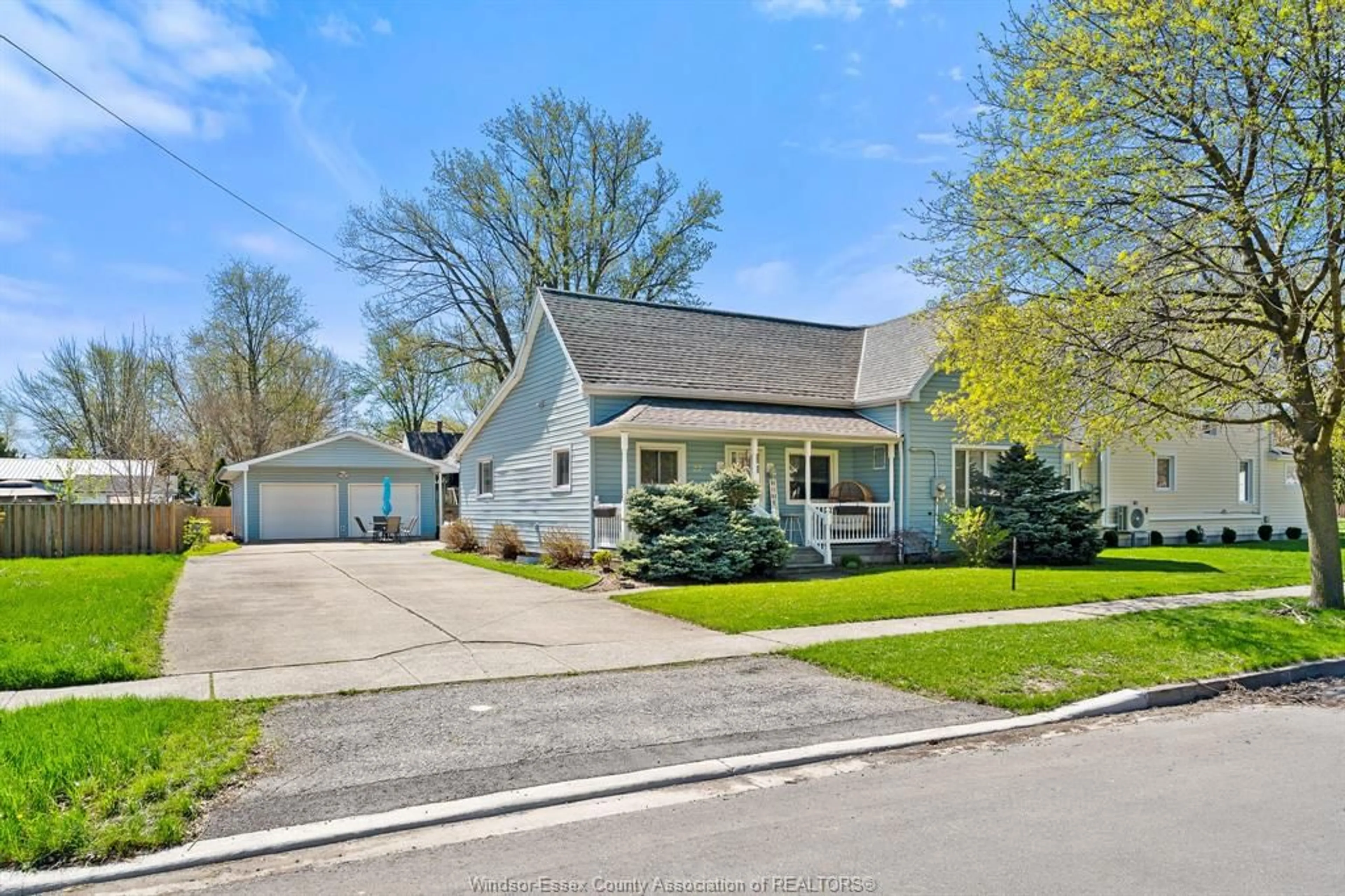 Home with vinyl exterior material, street for 22 FORT St, Tilbury Ontario N0P 2L0