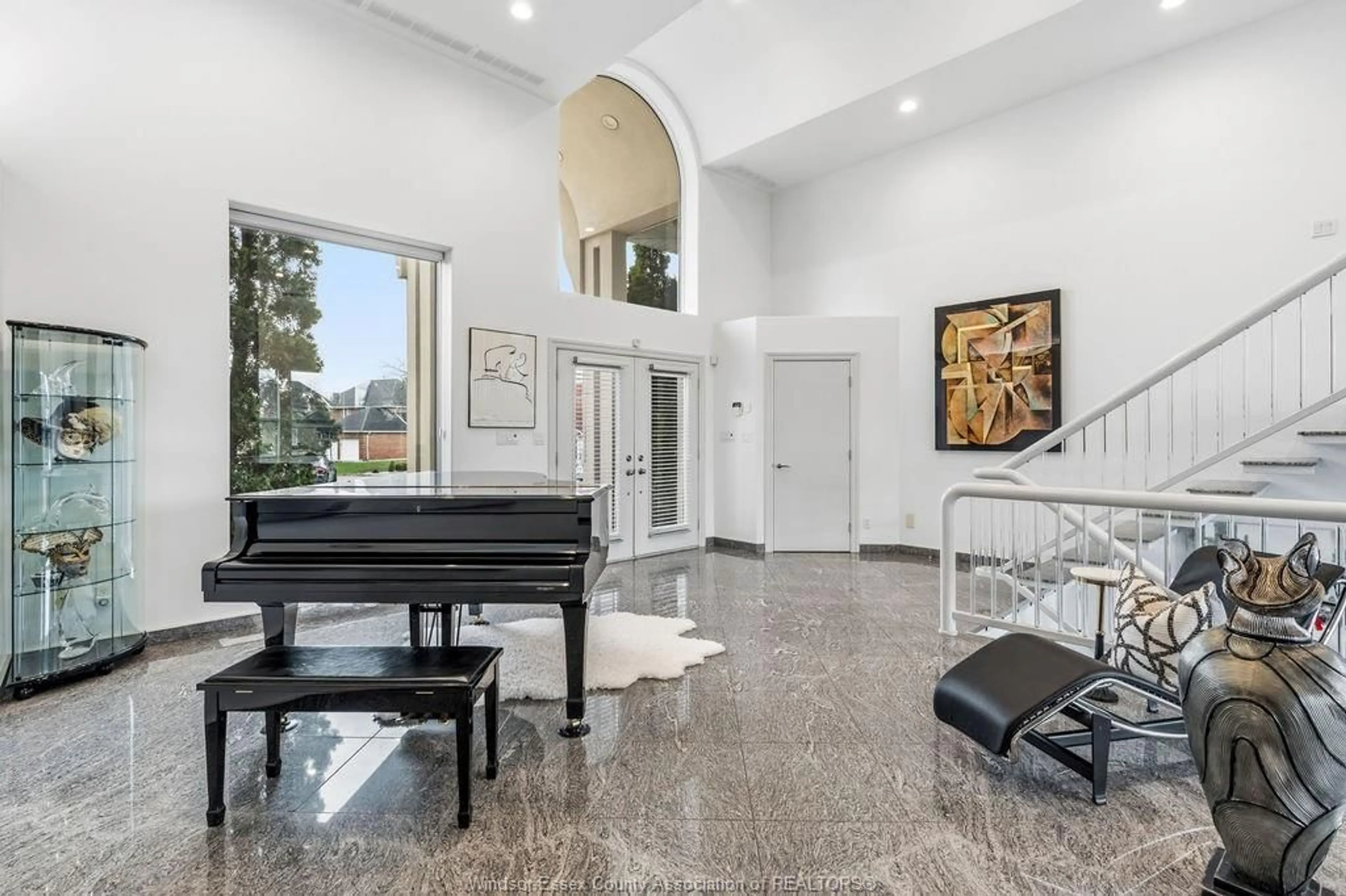 Indoor foyer for 4572 LAKE GRANDE Crt, Windsor Ontario N9G 2R3