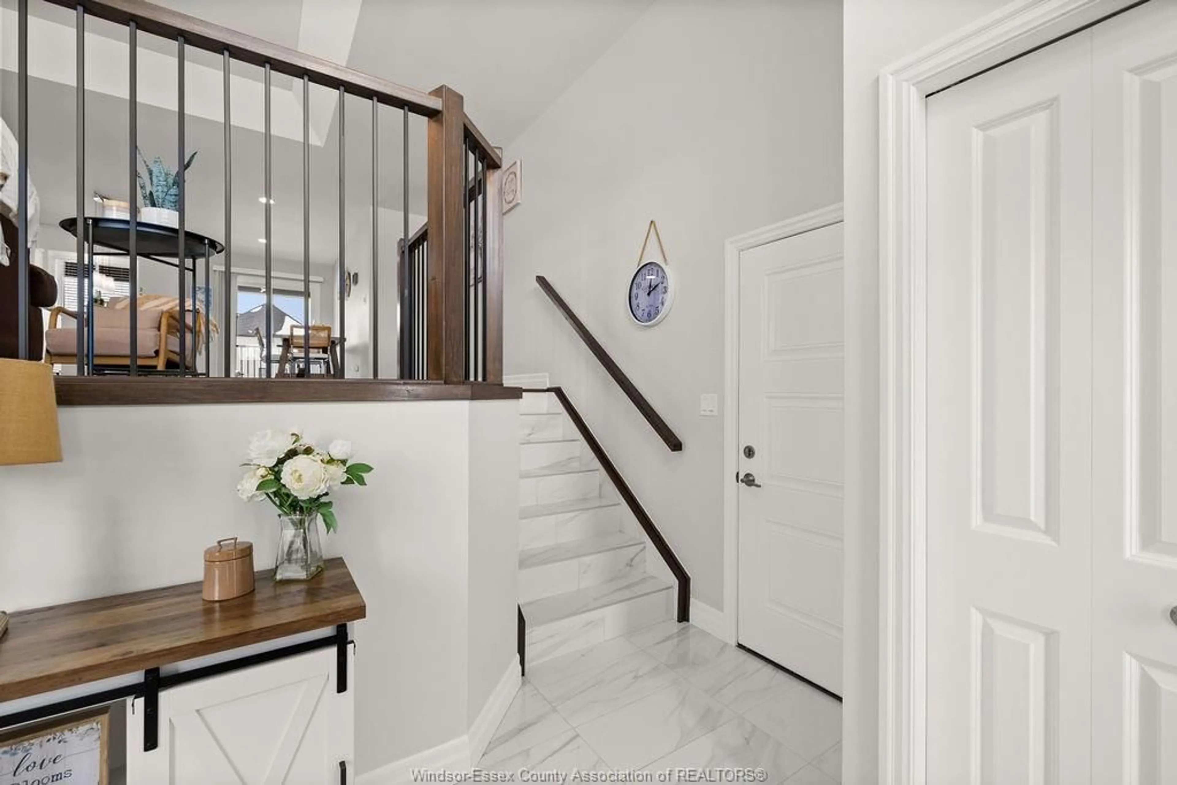 Indoor entryway for 48 KINGSBRIDGE, Amherstburg Ontario N9V 4A5