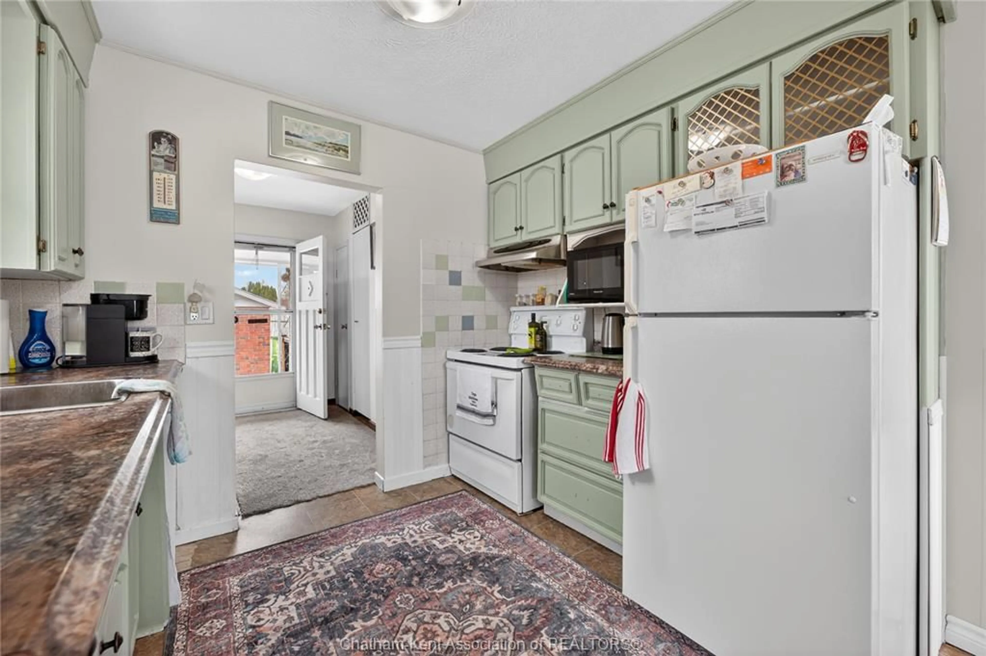 Standard kitchen, unknown for 7039 BASE Line, Wallaceburg Ontario N8A 1A2