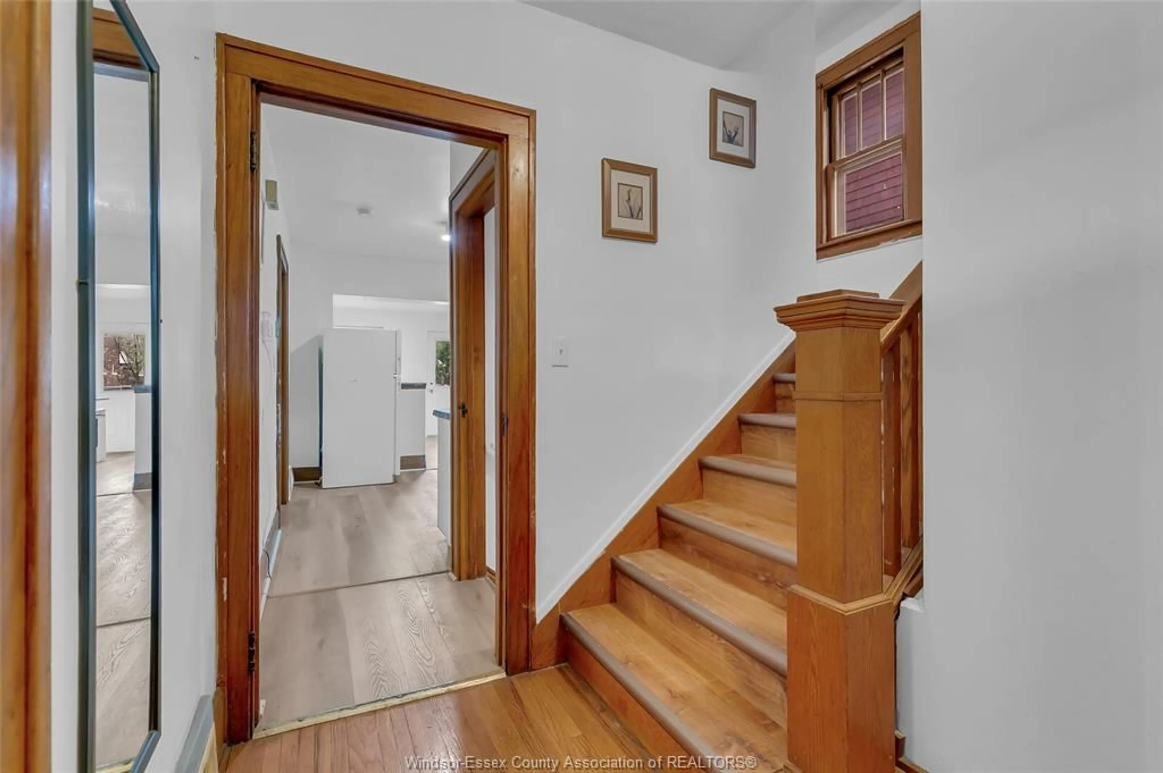 Indoor foyer for 418 RANKIN, Windsor Ontario N9B 2R7