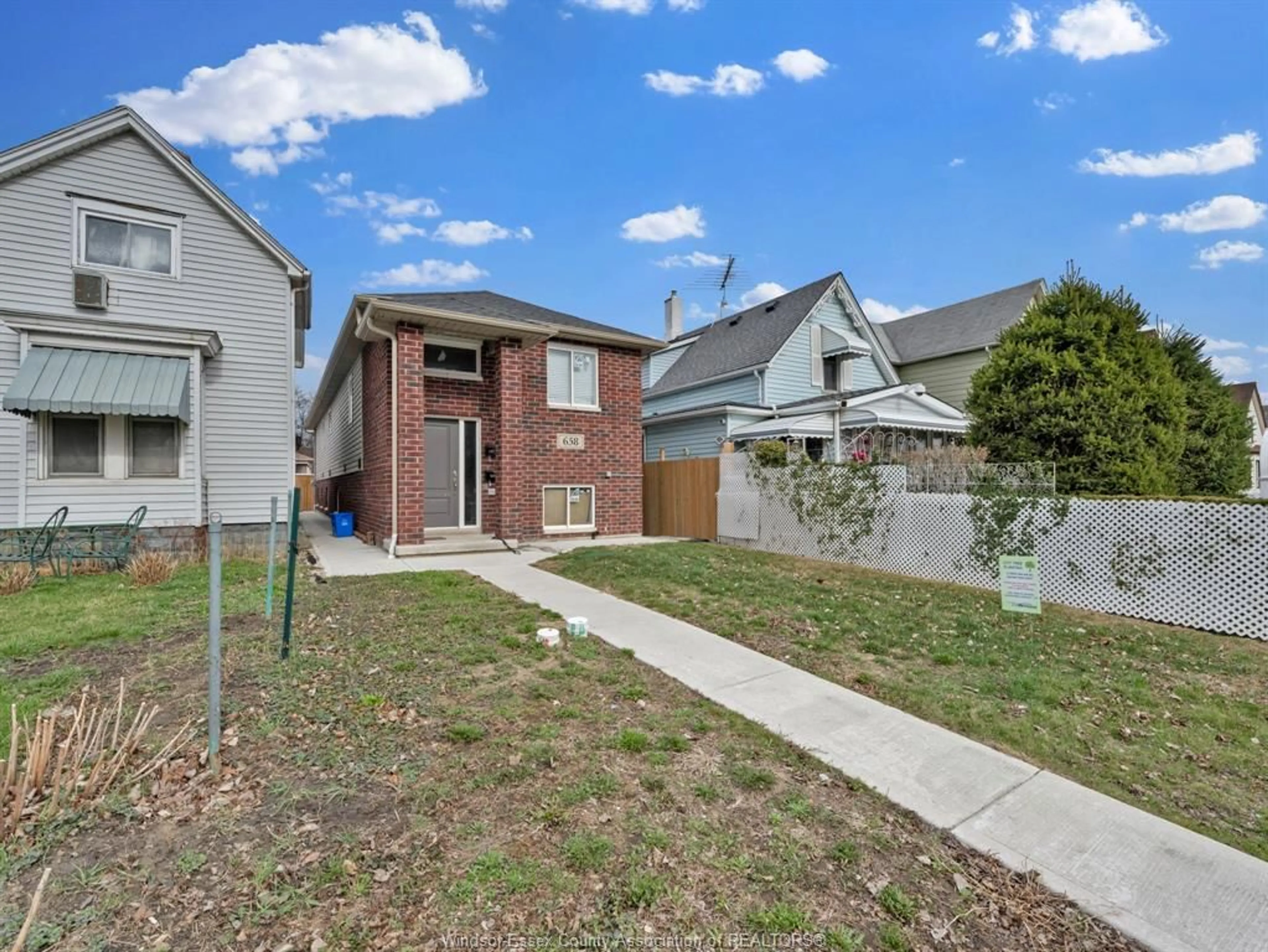 A pic from outside/outdoor area/front of a property/back of a property/a pic from drone, street for 658 CARON, Windsor Ontario N9A 5B6