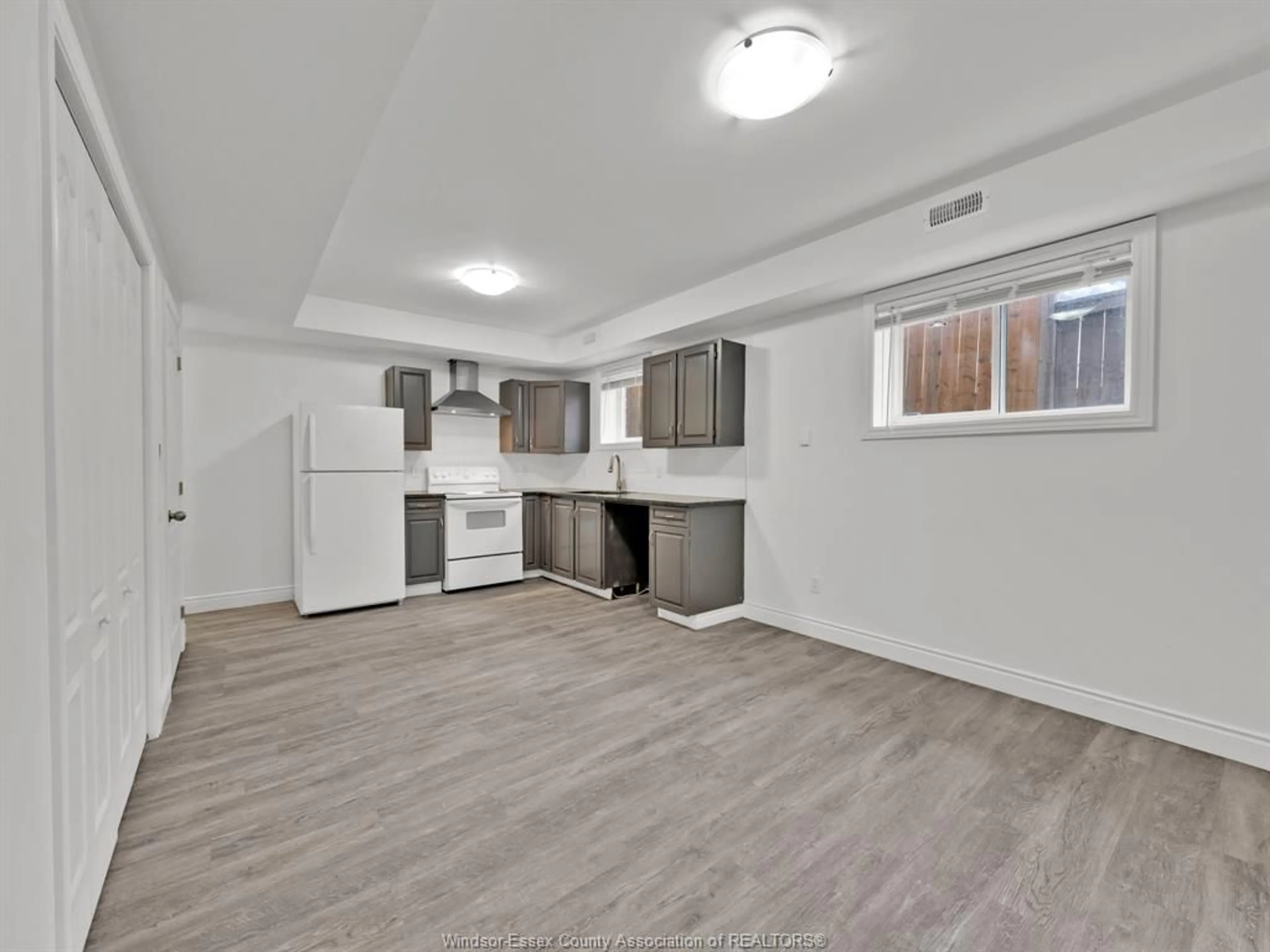 Open concept kitchen, wood/laminate floor for 658 CARON, Windsor Ontario N9A 5B6