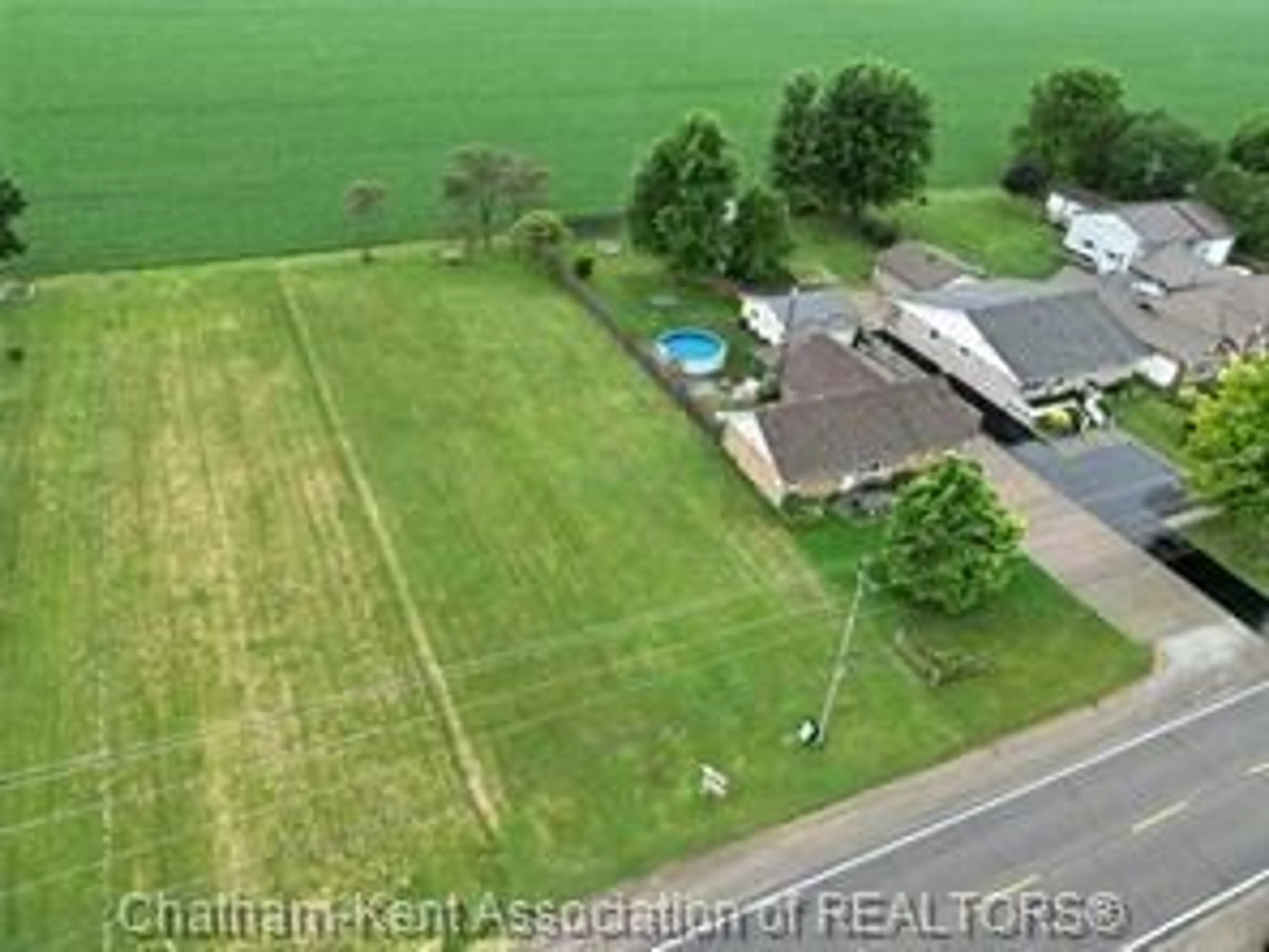 A pic from outside/outdoor area/front of a property/back of a property/a pic from drone, unknown for 7009 Dufferin Ave, Wallaceburg Ontario N8A 4N3