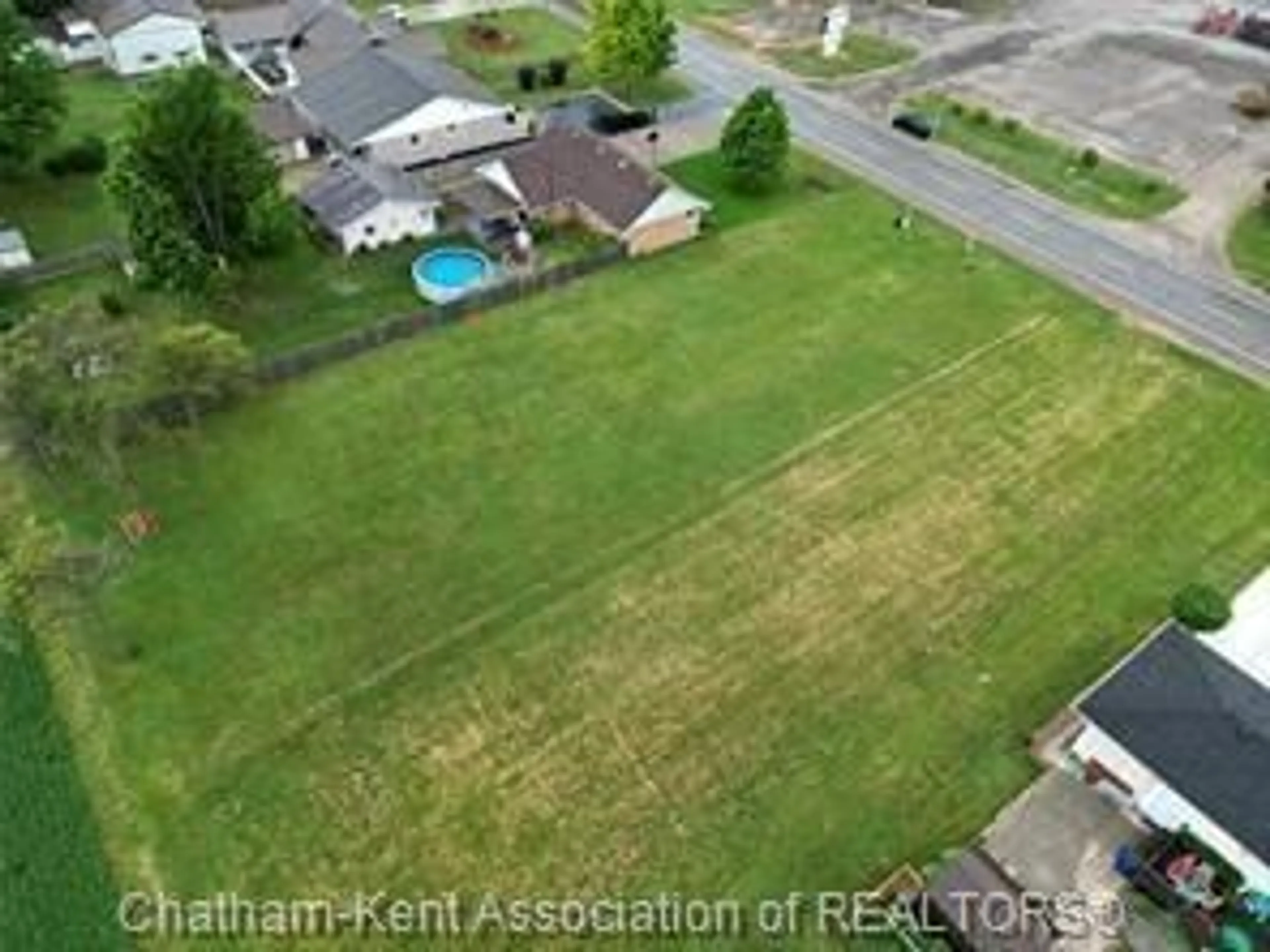 A pic from outside/outdoor area/front of a property/back of a property/a pic from drone, unknown for 7009 Dufferin Ave, Wallaceburg Ontario N8A 4N3