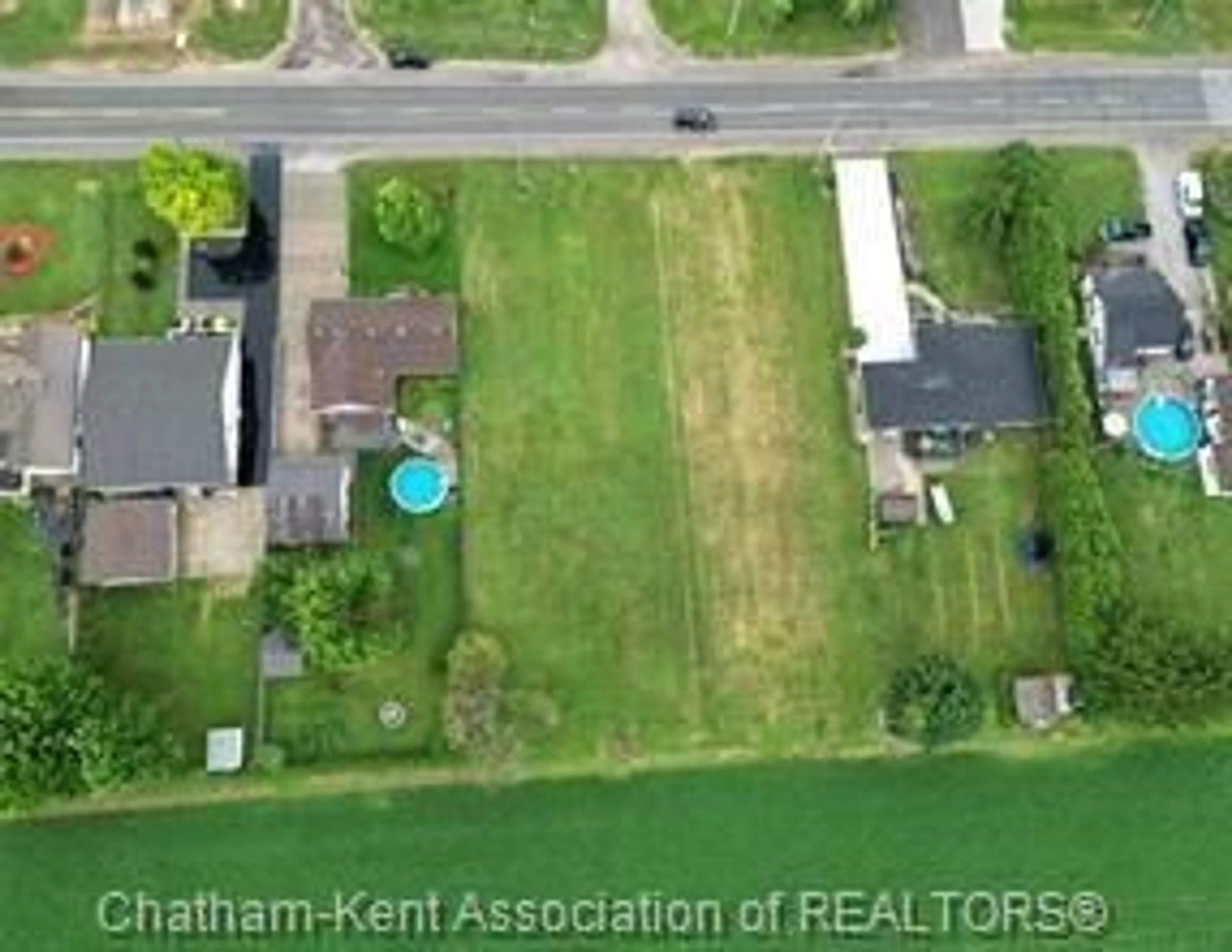 A pic from outside/outdoor area/front of a property/back of a property/a pic from drone, water/lake/river/ocean view for 7009 Dufferin Ave, Wallaceburg Ontario N8A 4N3