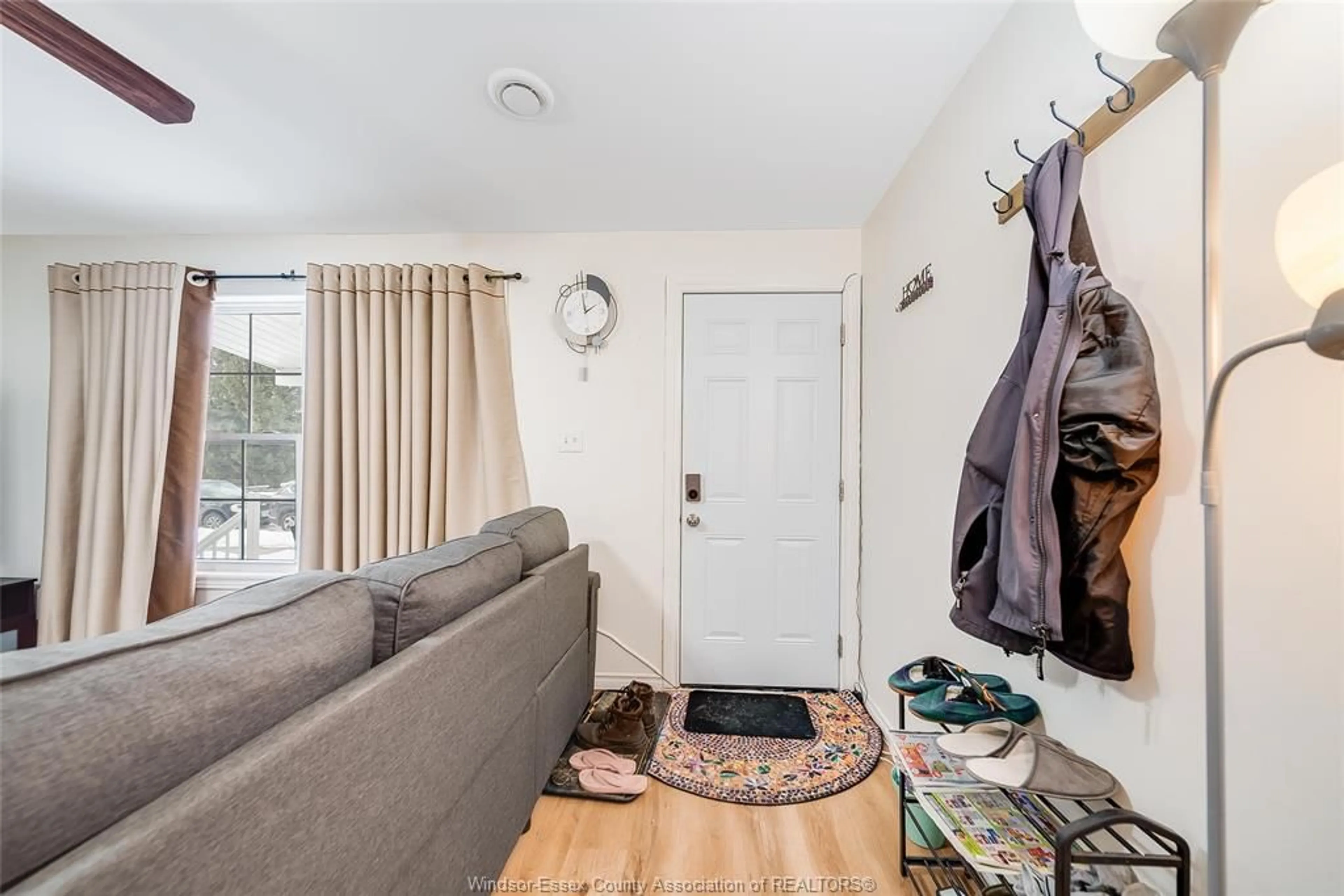 Indoor entryway for 3567 KING St, Windsor Ontario N9C 1P4